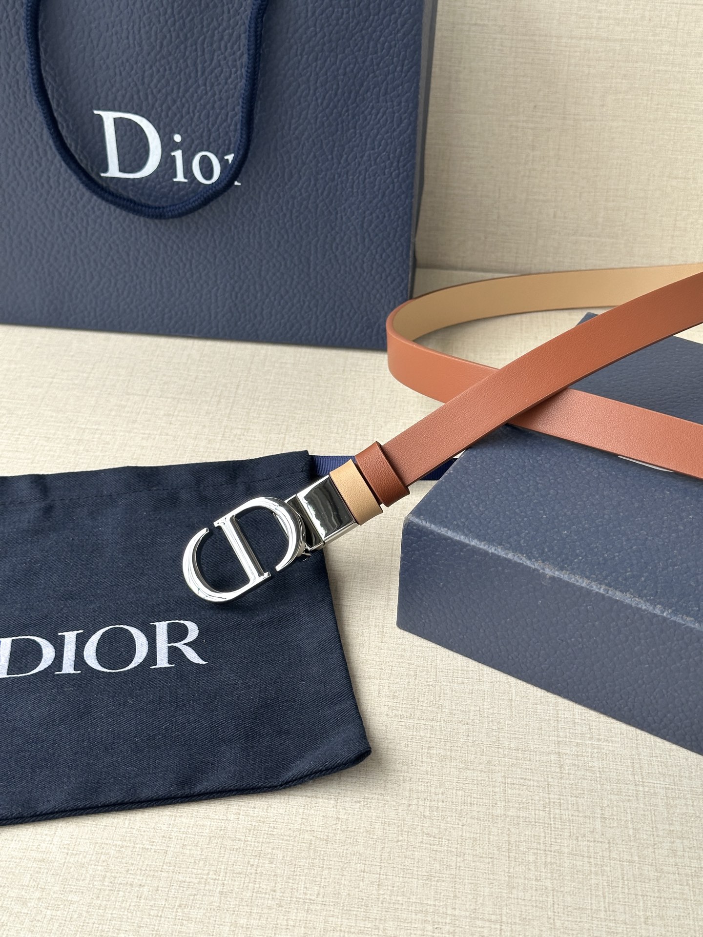  宽度2.0cm  DIOR 这款 Montaigne 腰带从同名手袋汲取灵感，可翻面使用，以双面设计重