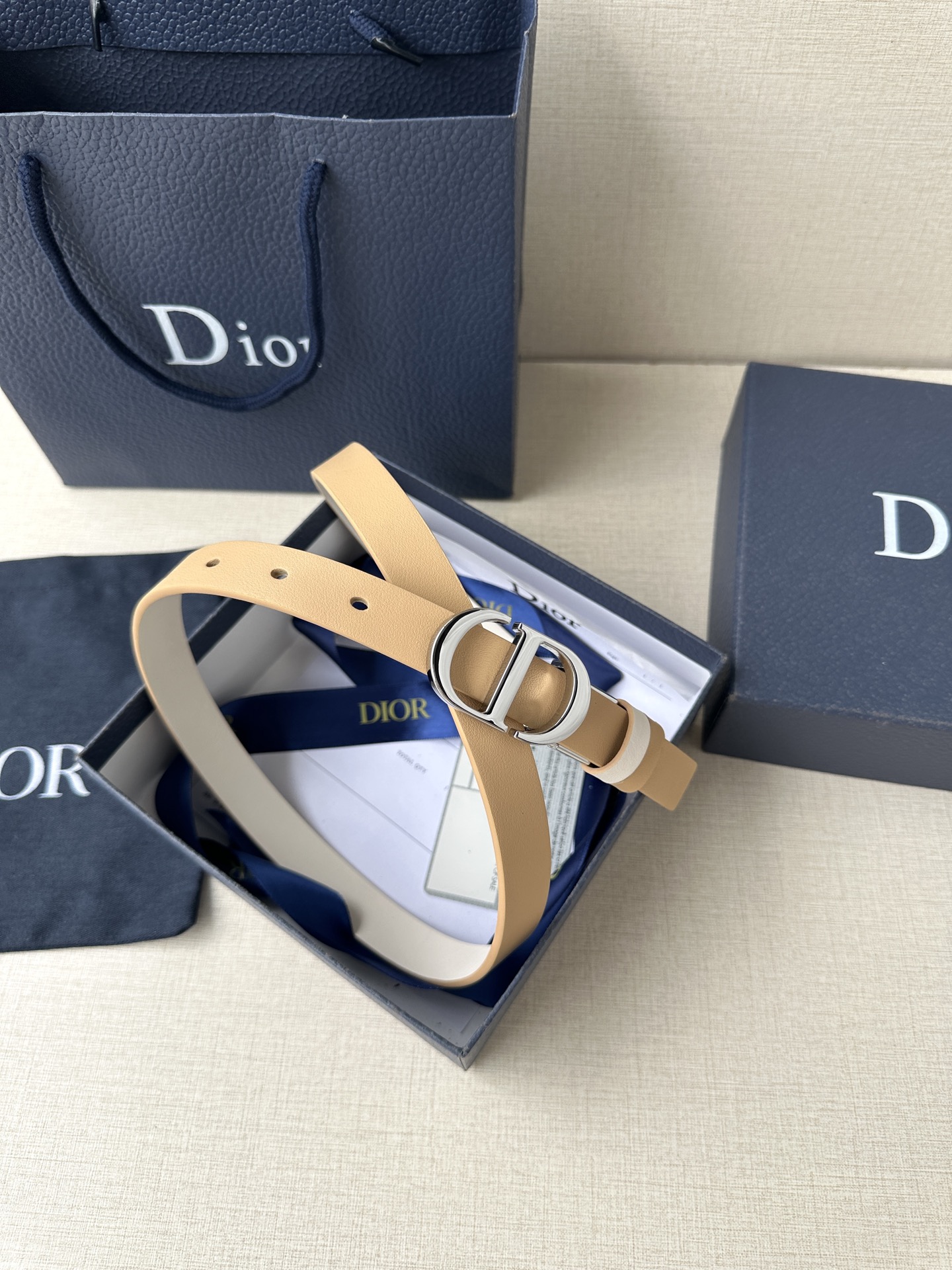  宽度2.0cm  DIOR 这款 Montaigne 腰带从同名手袋汲取灵感，可翻面使用，以双面设计重