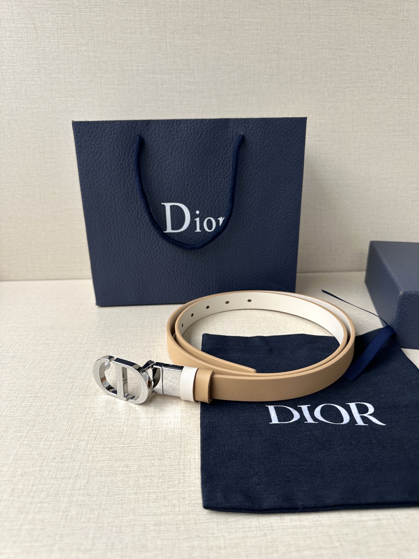  宽度2.0cm  DIOR 这款 Montaigne 腰带从同名手袋汲取灵感，可翻面使用，以双面设计重