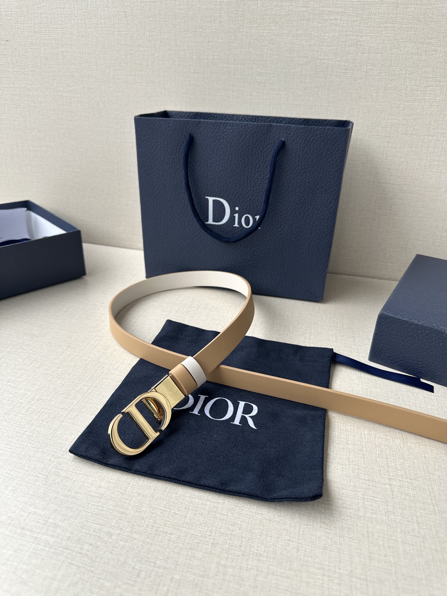  宽度2.0cm  DIOR 这款 Montaigne 腰带从同名手袋汲取灵感，可翻面使用，以双面设计重