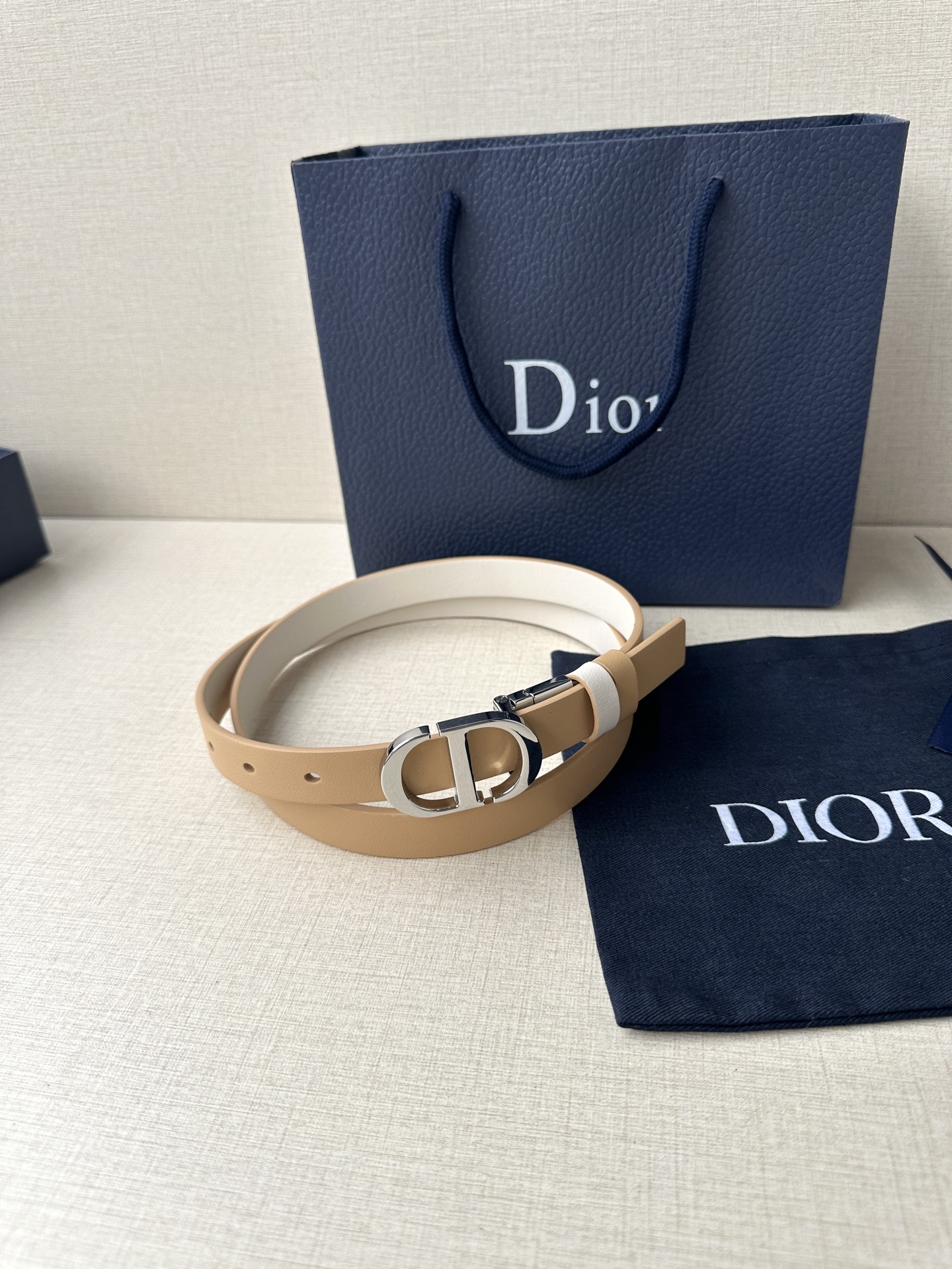  宽度2.0cm  DIOR 这款 Montaigne 腰带从同名手袋汲取灵感，可翻面使用，以双面设计重