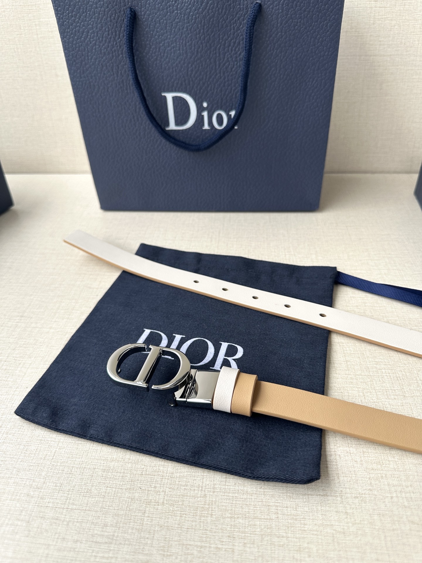  宽度2.0cm  DIOR 这款 Montaigne 腰带从同名手袋汲取灵感，可翻面使用，以双面设计重