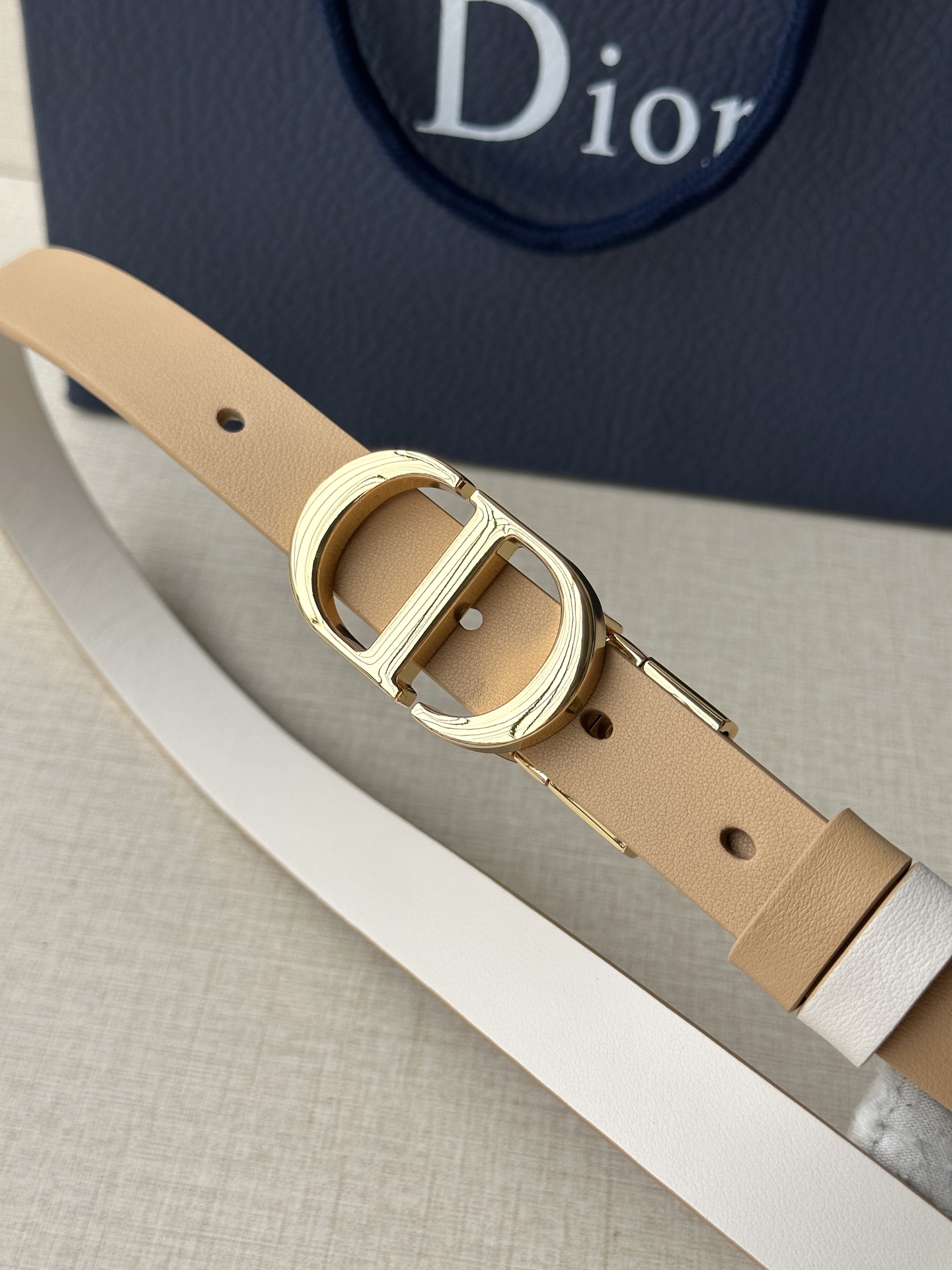  宽度2.0cm  DIOR 这款 Montaigne 腰带从同名手袋汲取灵感，可翻面使用，以双面设计重