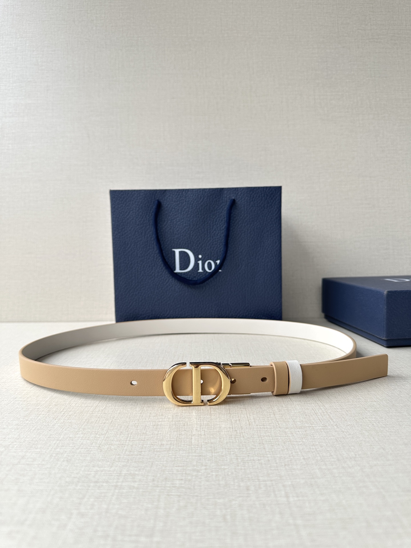  宽度2.0cm  DIOR 这款 Montaigne 腰带从同名手袋汲取灵感，可翻面使用，以双面设计重