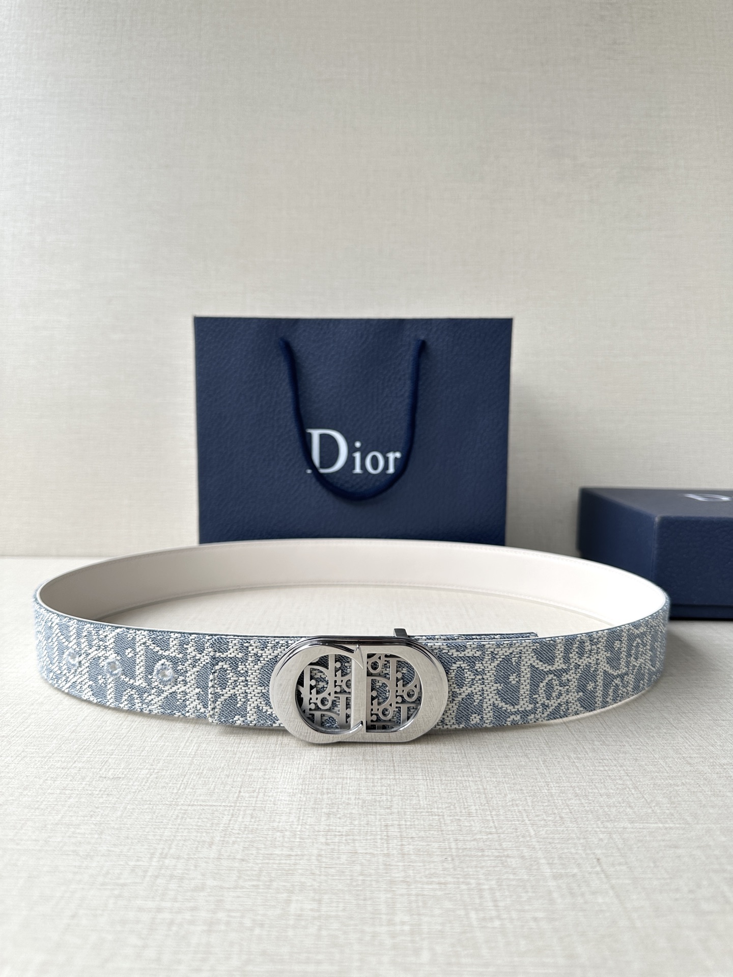 “Authentic Dior Zidio Belt: Inspired by Emblematic Handbag with Rotational Mechanism” - 图片 1