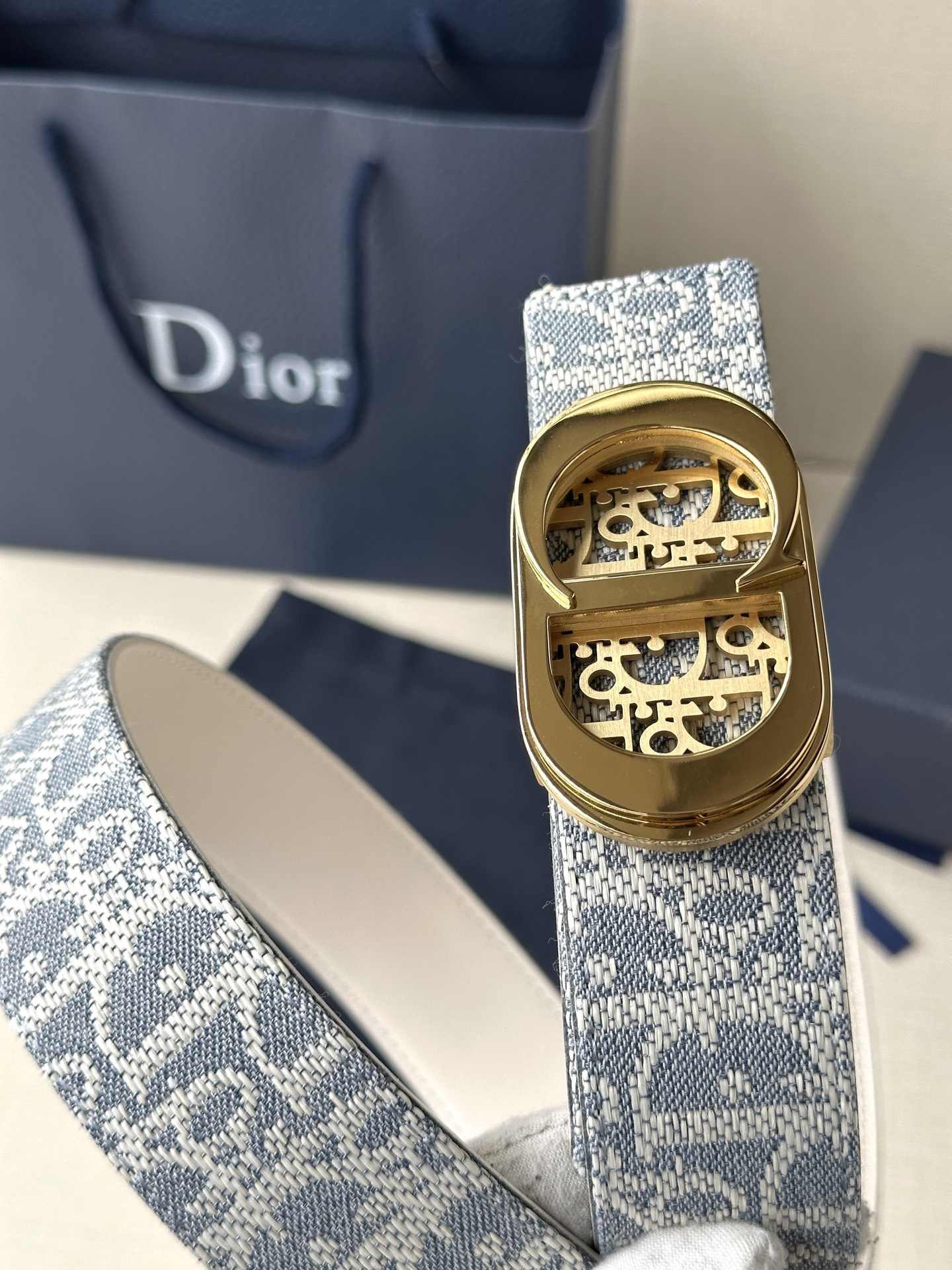“Authentic Dior Zidio Belt: Inspired by Emblematic Handbag with Rotational Mechanism” - 图片 7