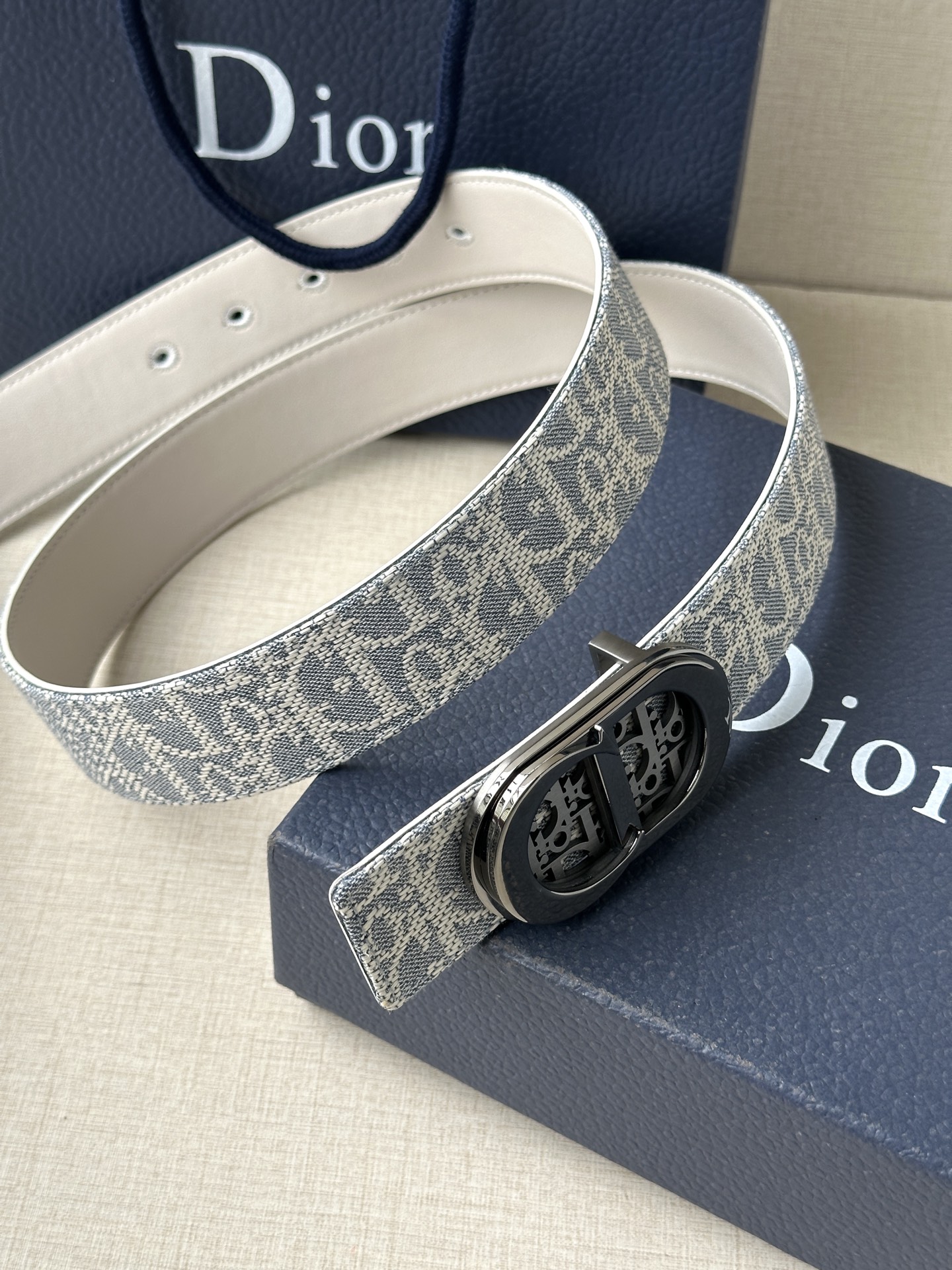 “Authentic Dior Zidio Belt: Inspired by Emblematic Handbag with Rotational Mechanism” - 图片 4