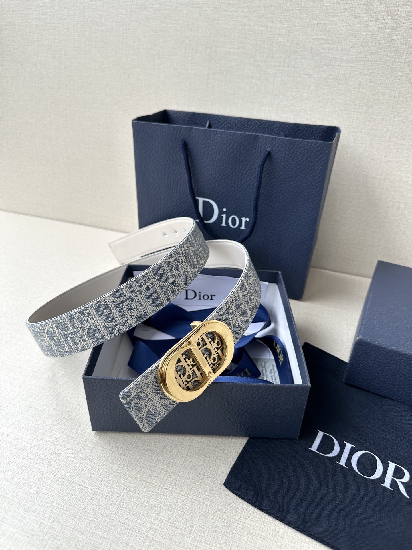 “Authentic Dior Zidio Belt: Inspired by Emblematic Handbag with Rotational Mechanism” - 图片 9