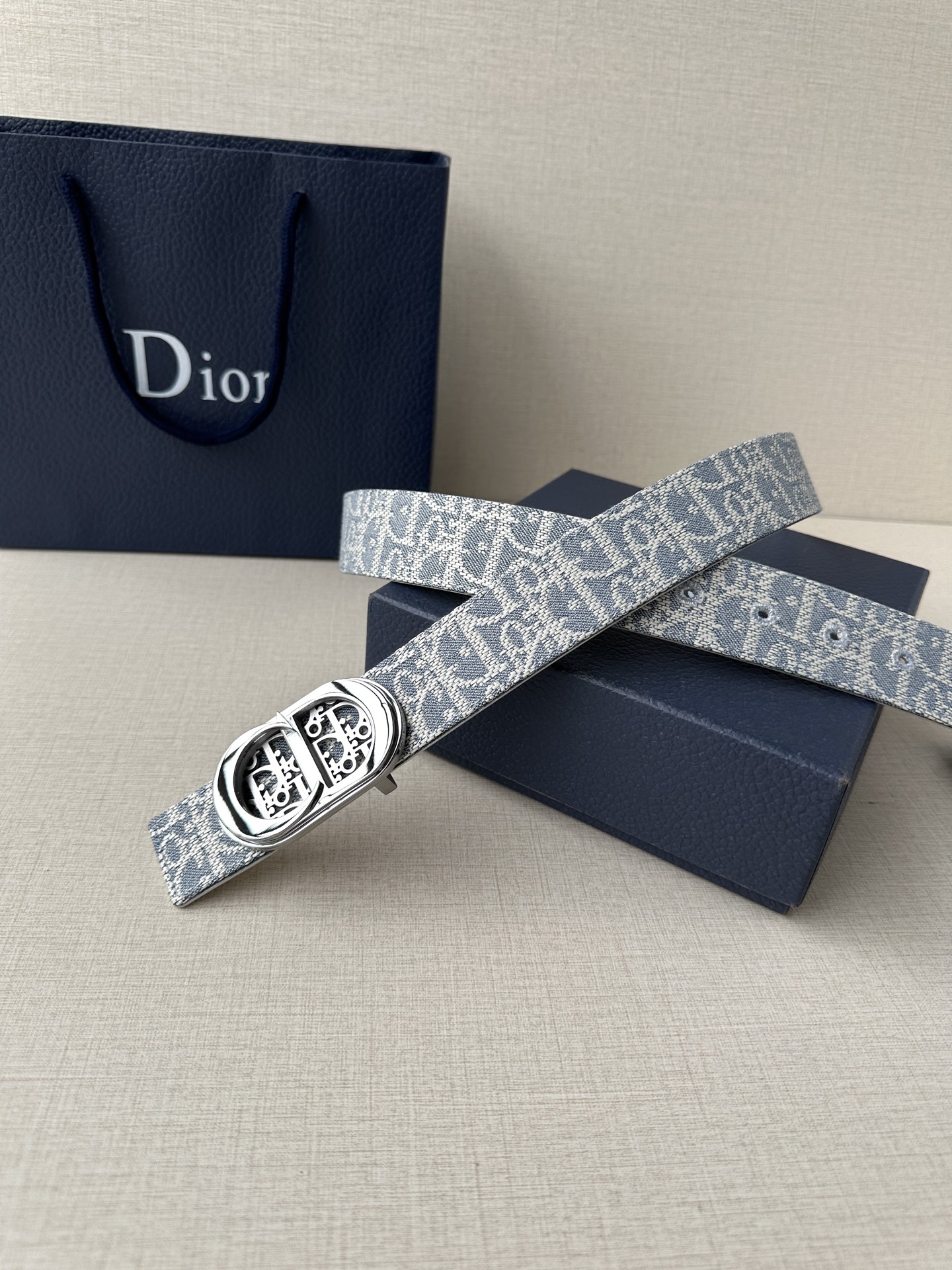 “Authentic Dior Zidio Belt: Inspired by Emblematic Handbag with Rotational Mechanism” - 图片 3