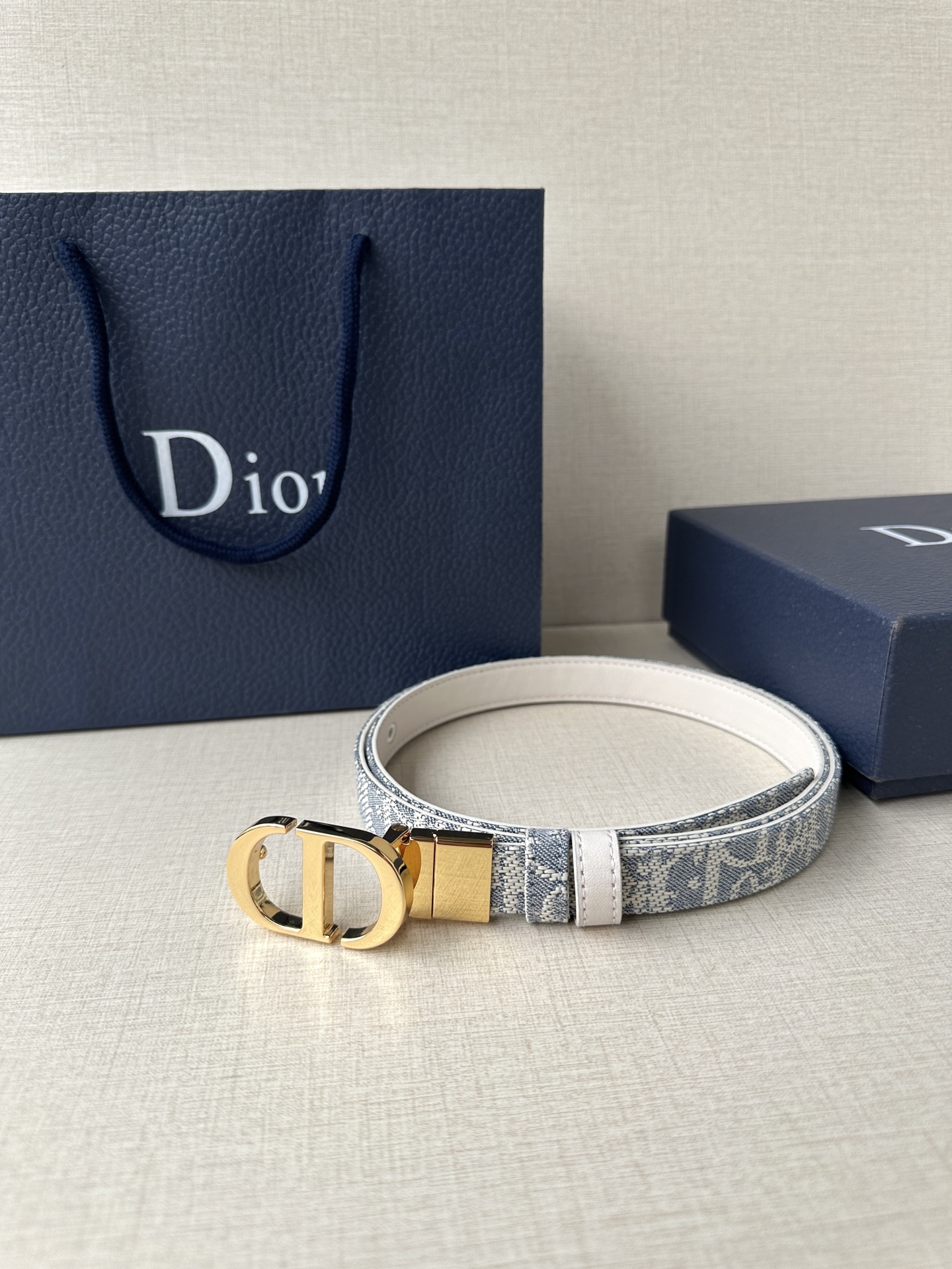 Dior Waistband Inspired by Emblematic Handbag with Rotational Mechanism. - 图片 4