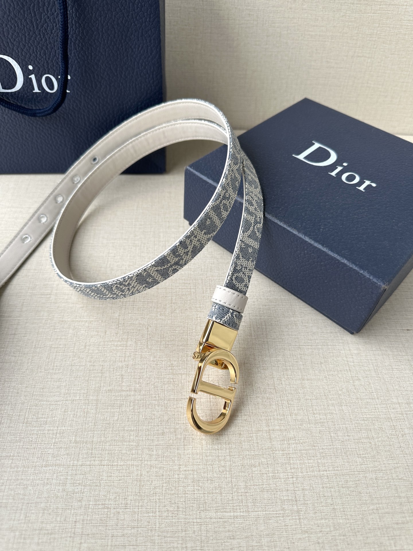 Dior Waistband Inspired by Emblematic Handbag with Rotational Mechanism. - 图片 3
