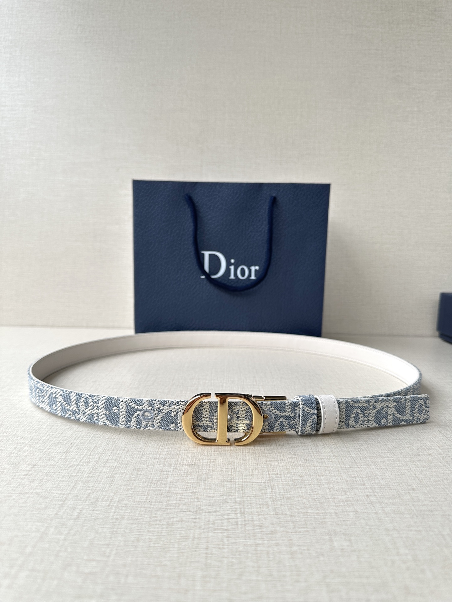 Dior Waistband Inspired by Emblematic Handbag with Rotational Mechanism. - 图片 1