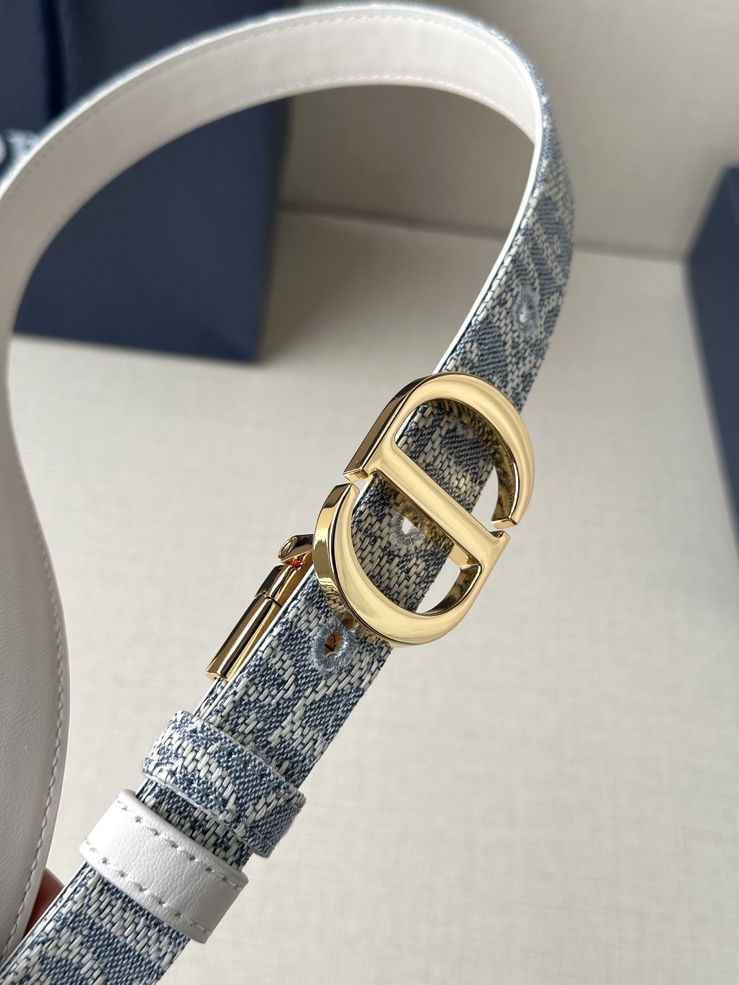 Dior Waistband Inspired by Emblematic Handbag with Rotational Mechanism. - 图片 2