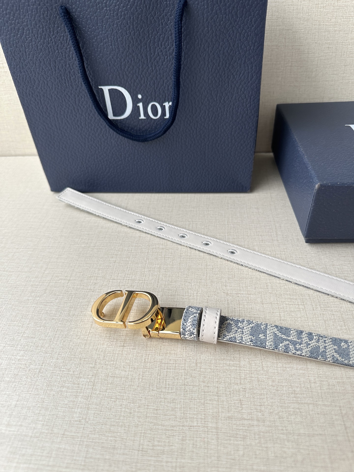 Dior Waistband Inspired by Emblematic Handbag with Rotational Mechanism. - 图片 6