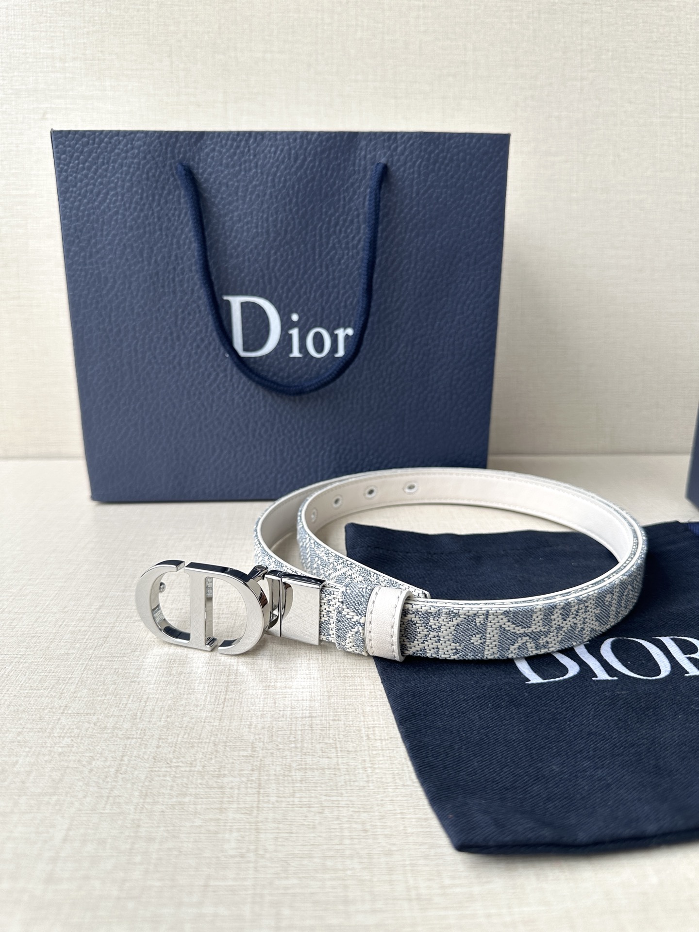 Dior Waistband Inspired by Emblematic Handbag, Reversible with Rotational Mechanism. - 图片 4