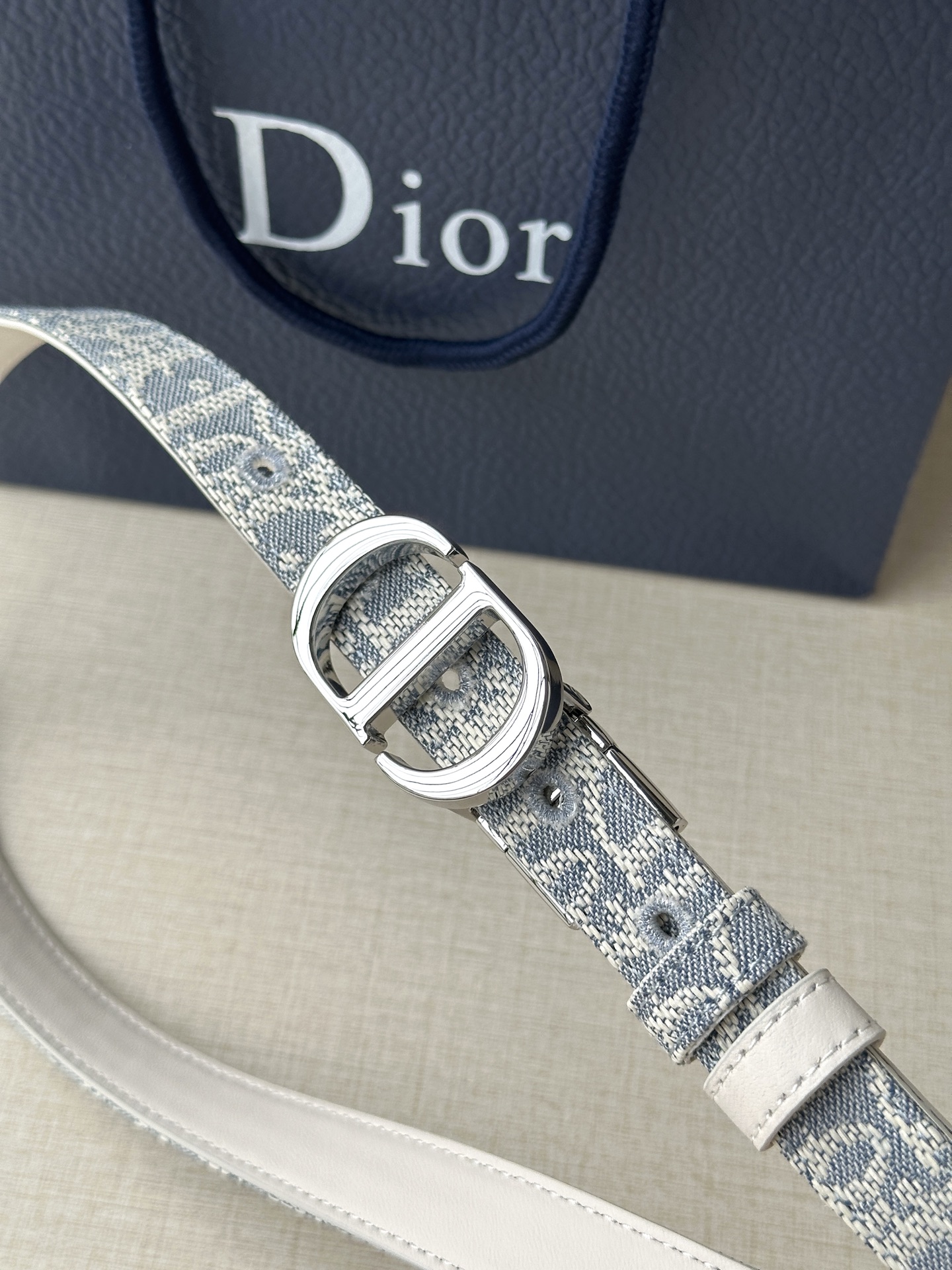 Dior Waistband Inspired by Emblematic Handbag, Reversible with Rotational Mechanism. - 图片 2