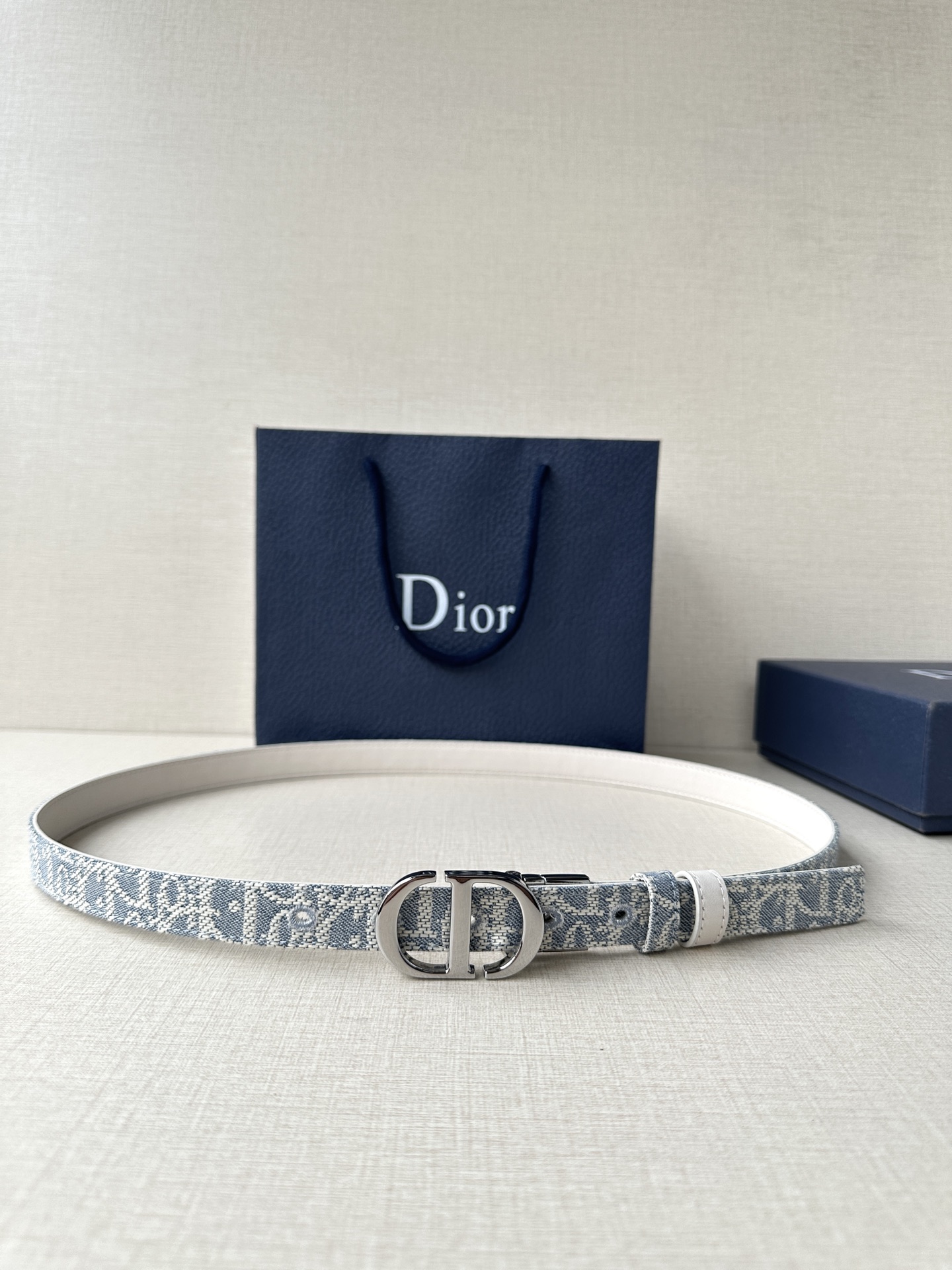 Dior Waistband Inspired by Emblematic Handbag, Reversible with Rotational Mechanism. - 图片 1