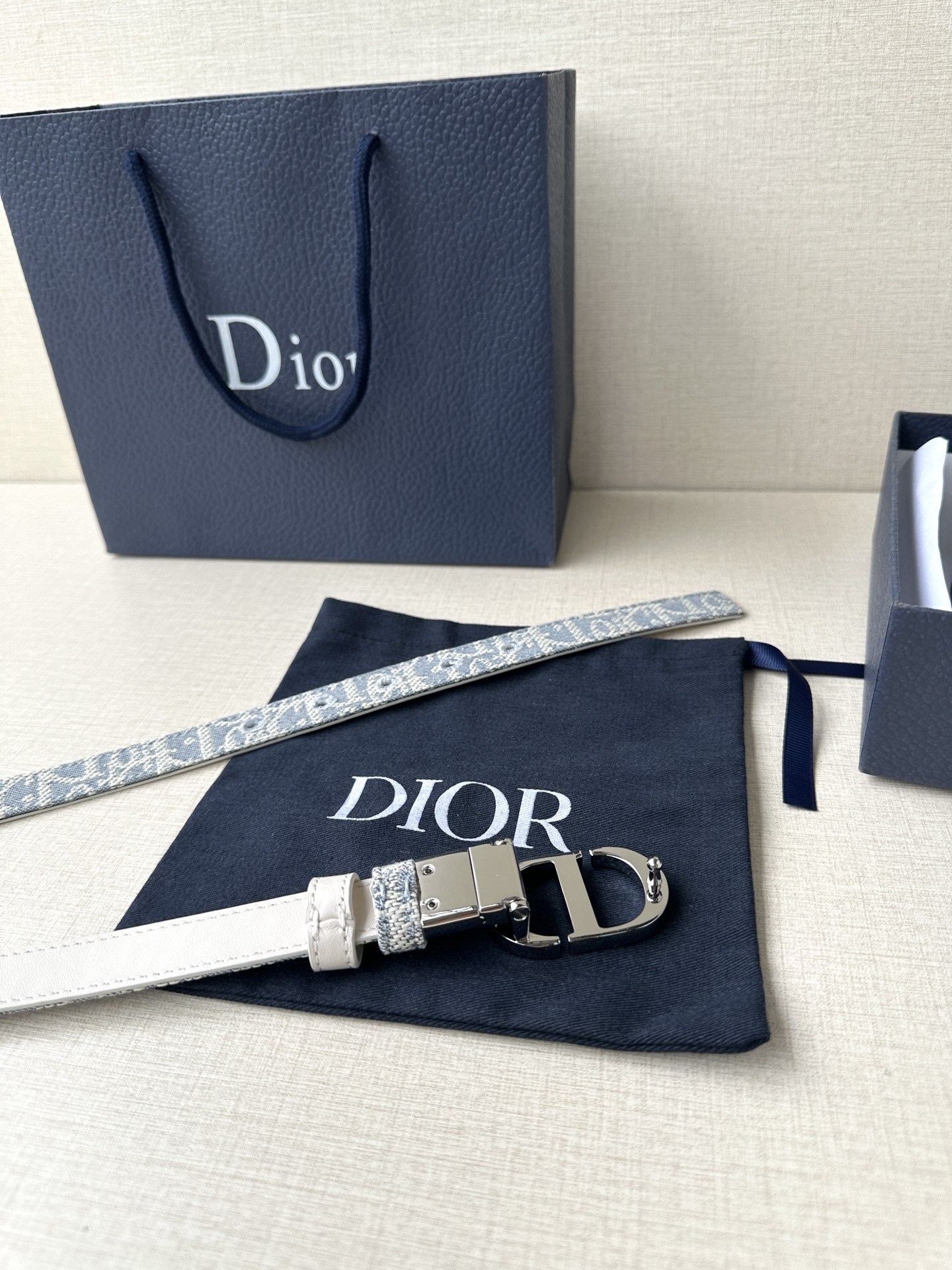 Dior Waistband Inspired by Emblematic Handbag, Reversible with Rotational Mechanism. - 图片 5