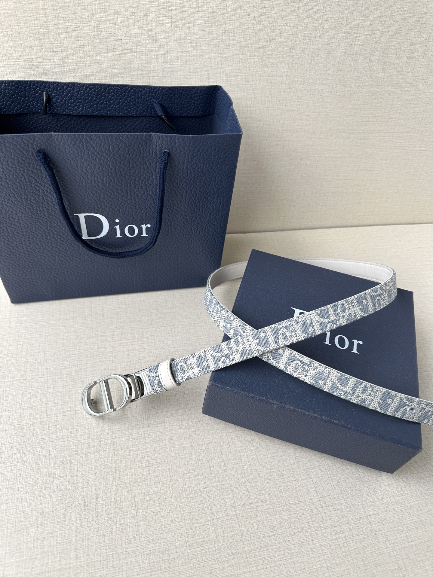 Dior Waistband Inspired by Emblematic Handbag, Reversible with Rotational Mechanism. - 图片 3
