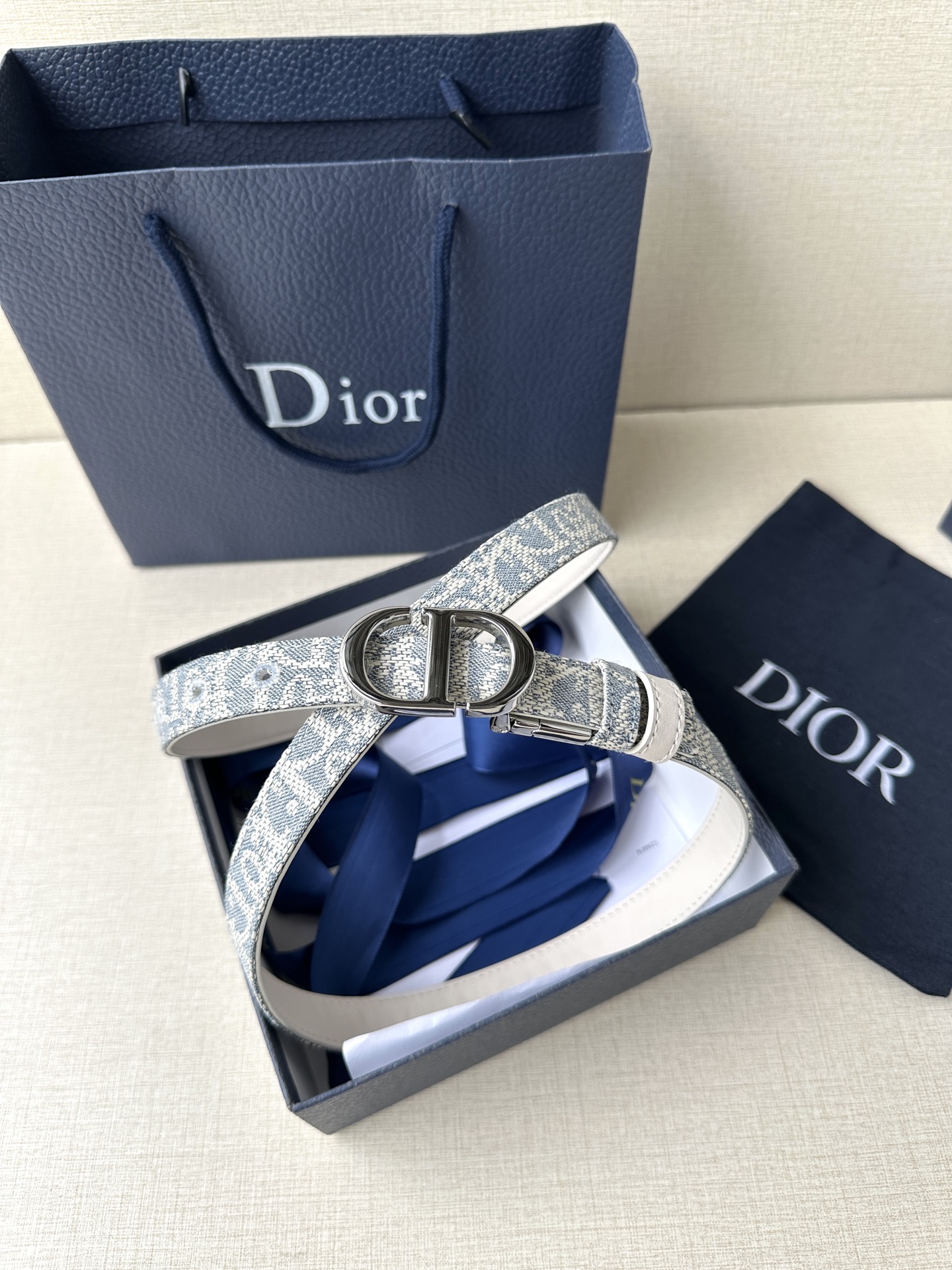 Dior Waistband Inspired by Emblematic Handbag, Reversible with Rotational Mechanism. - 图片 6