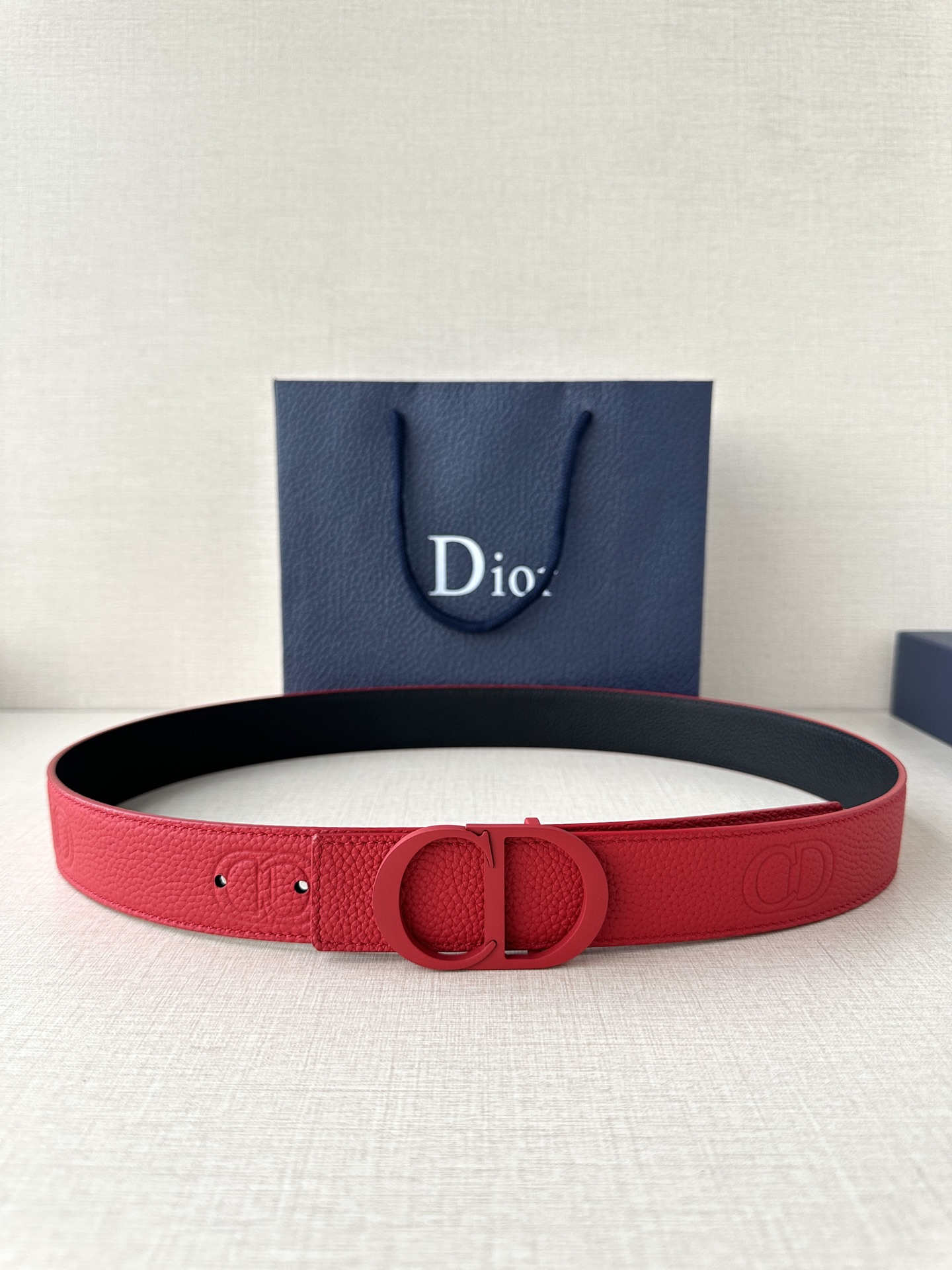  宽度3.5cm DIOR 这款腰带扣采用中国红色哑光涂漆饰面不锈钢精心制作，展示CD Icon 标志。