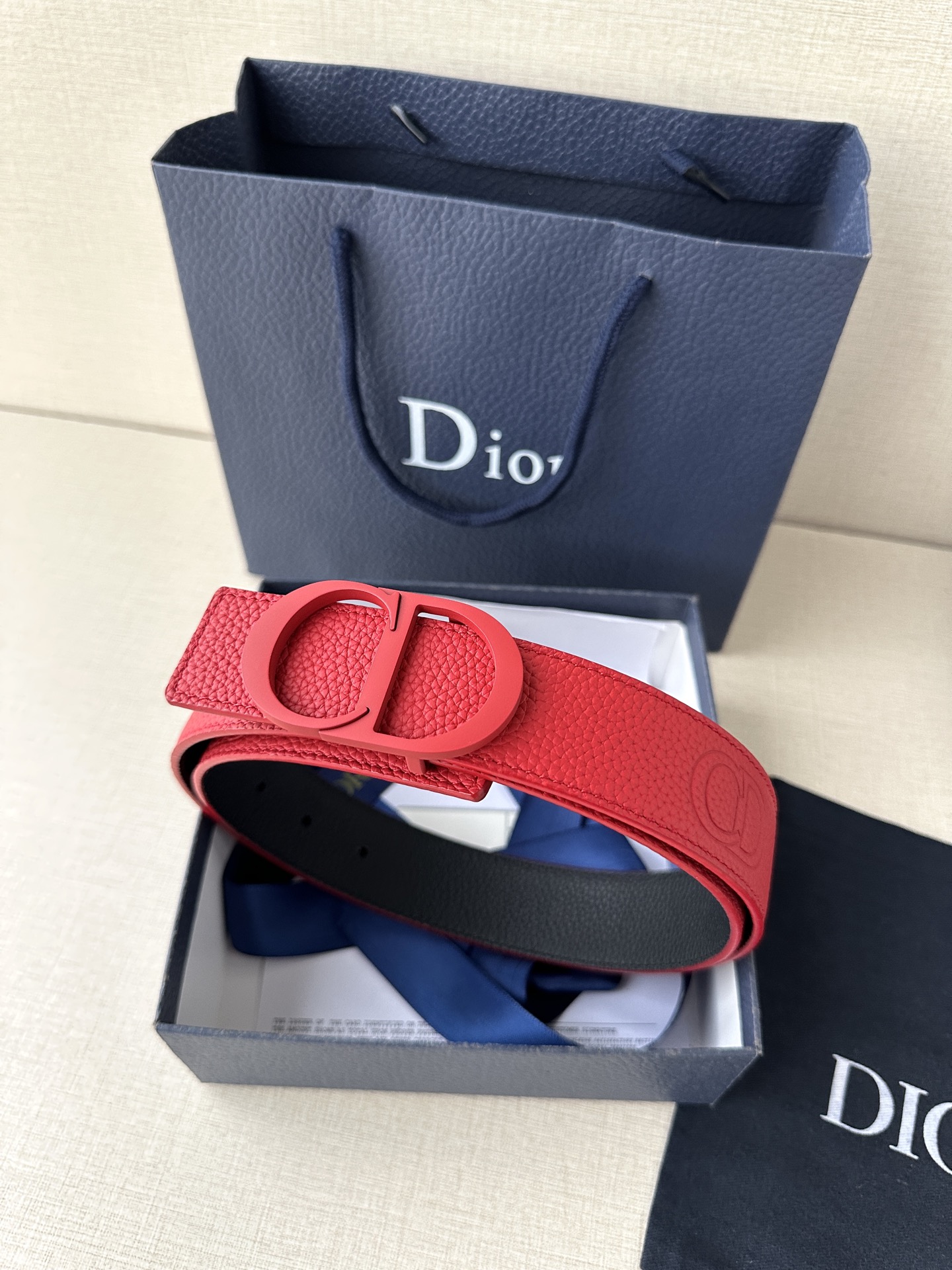  宽度3.5cm DIOR 这款腰带扣采用中国红色哑光涂漆饰面不锈钢精心制作，展示CD Icon 标志。