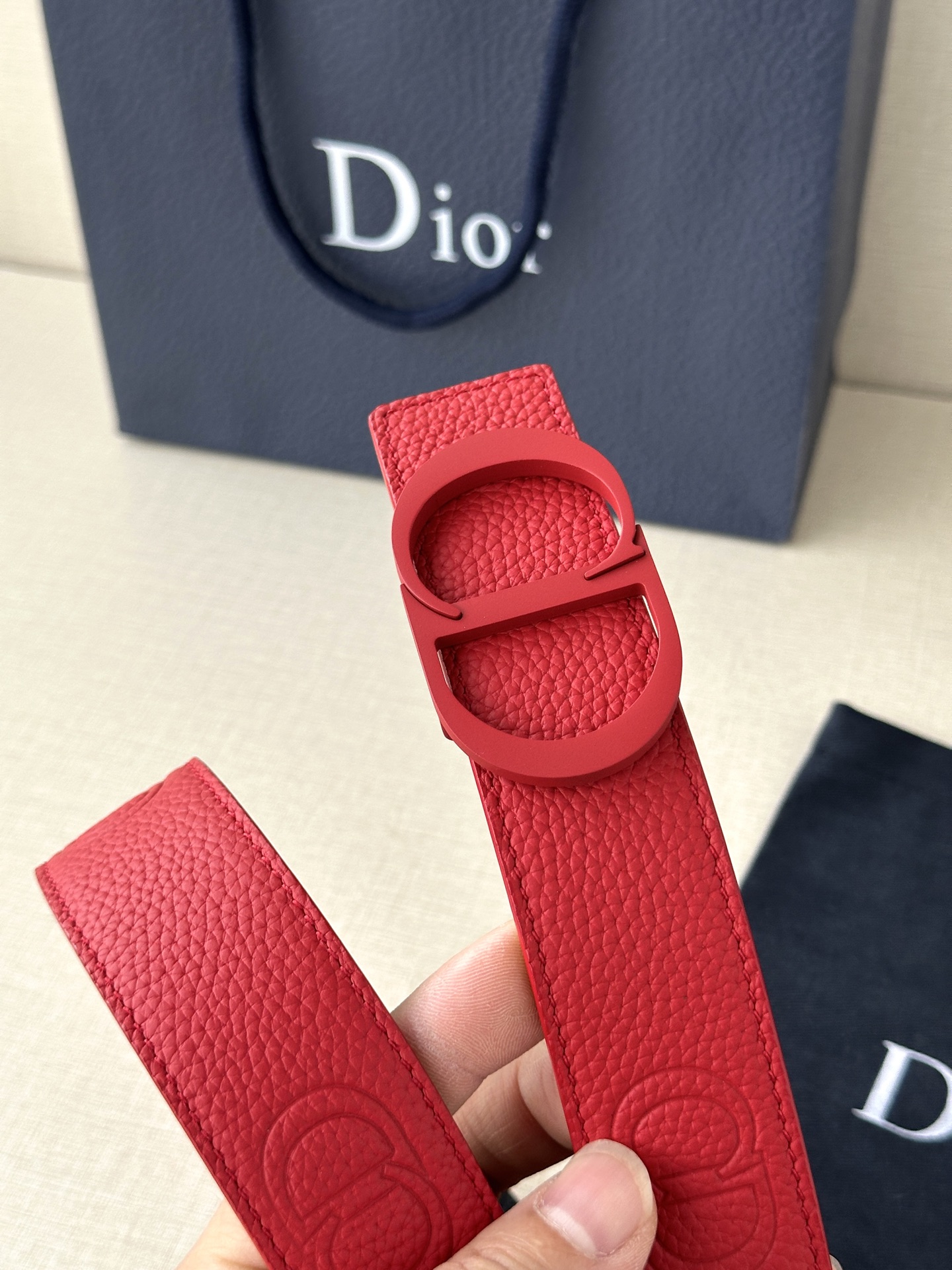  宽度3.5cm DIOR 这款腰带扣采用中国红色哑光涂漆饰面不锈钢精心制作，展示CD Icon 标志。