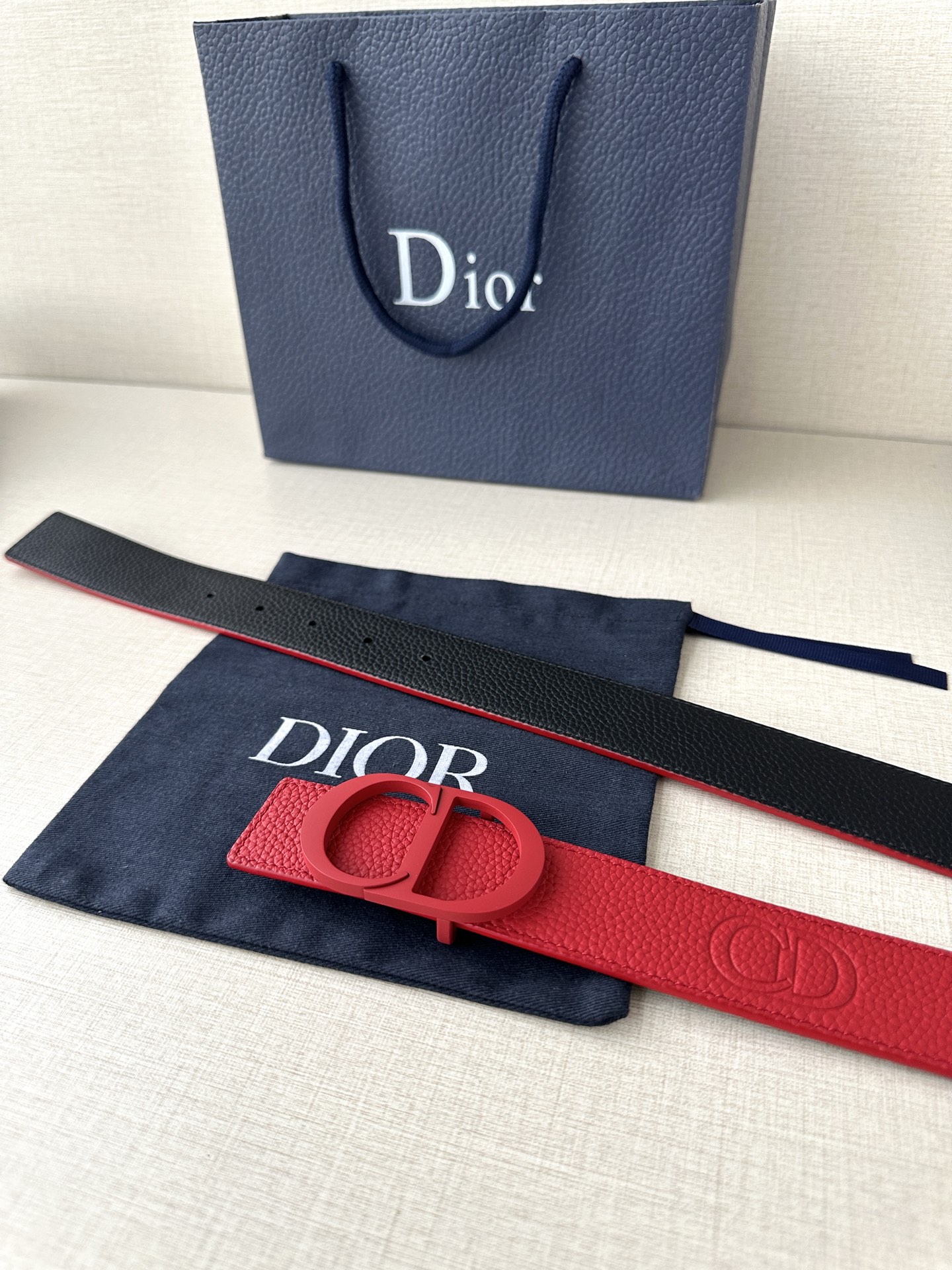  宽度3.5cm DIOR 这款腰带扣采用中国红色哑光涂漆饰面不锈钢精心制作，展示CD Icon 标志。