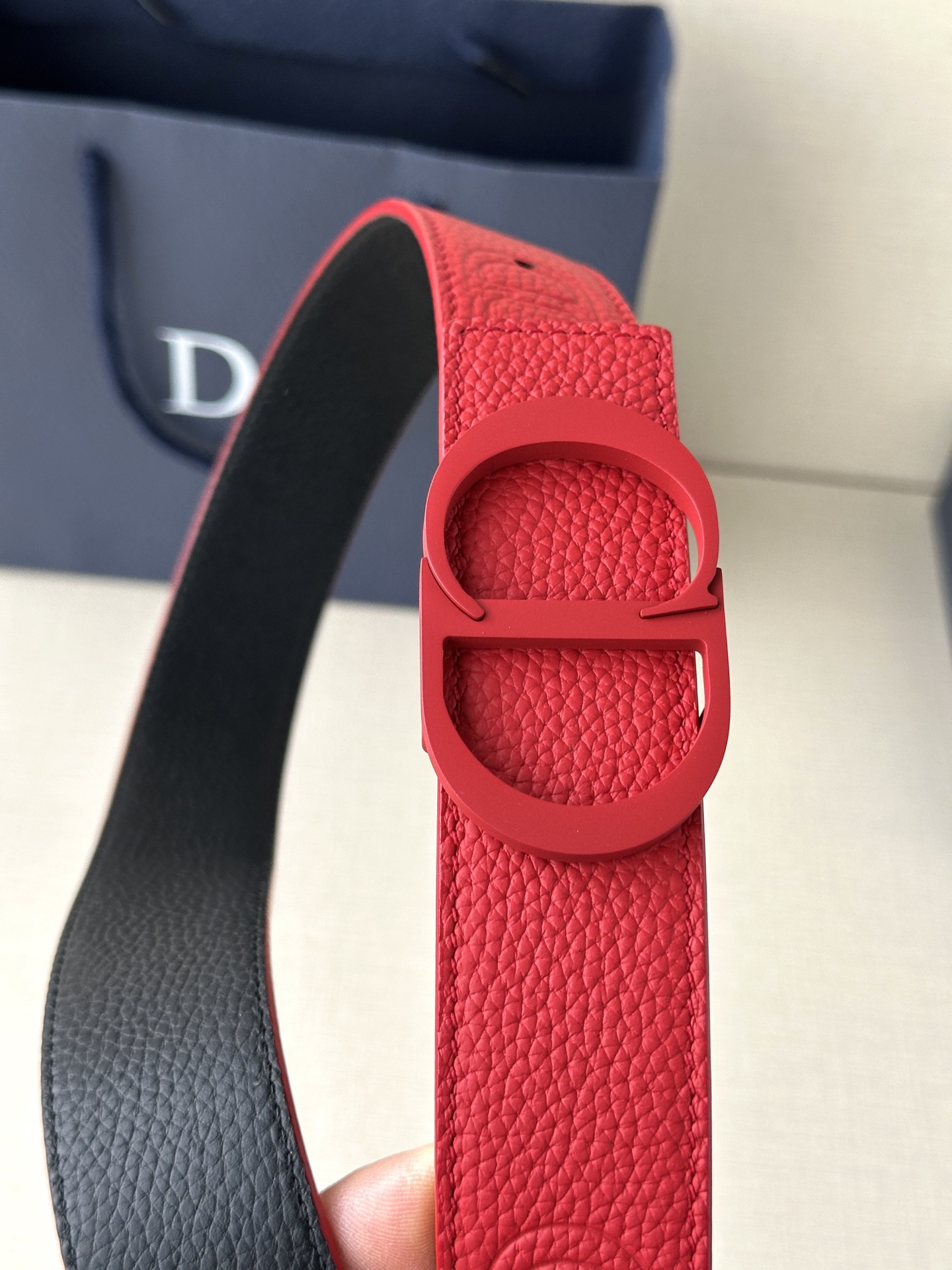  宽度3.5cm DIOR 这款腰带扣采用中国红色哑光涂漆饰面不锈钢精心制作，展示CD Icon 标志。