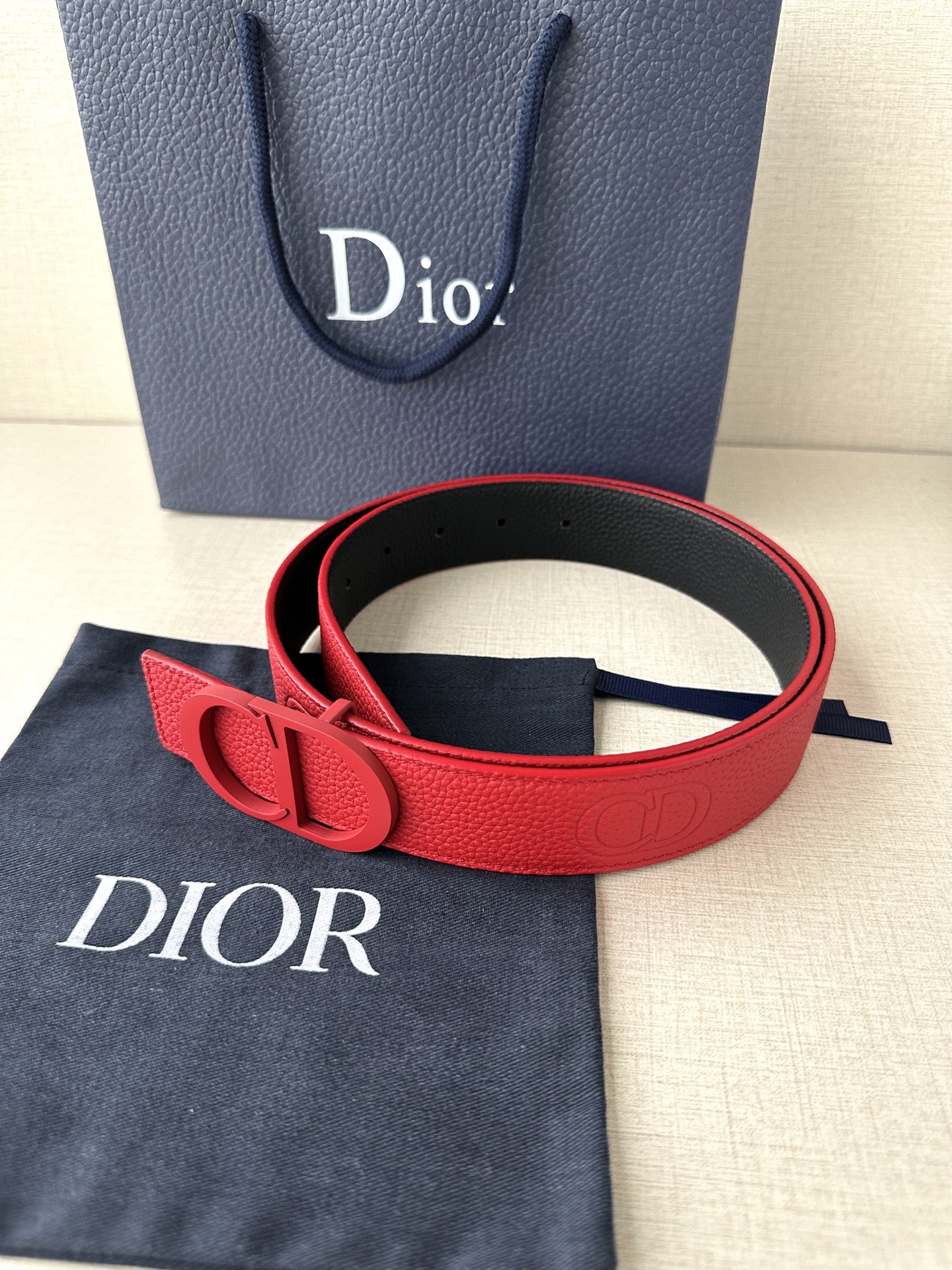  宽度3.5cm DIOR 这款腰带扣采用中国红色哑光涂漆饰面不锈钢精心制作，展示CD Icon 标志。