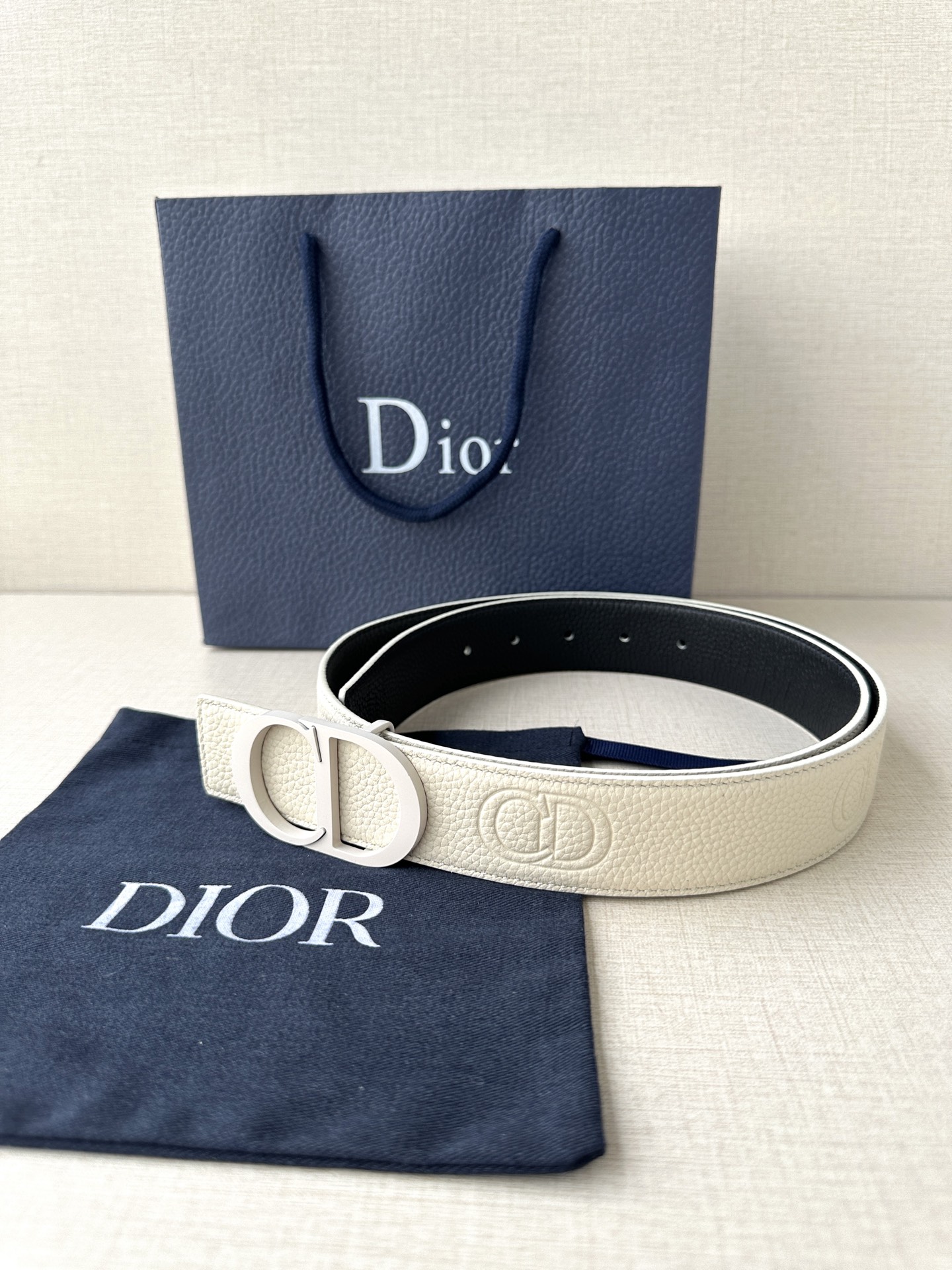  宽度3.5cm DIOR 这款腰带扣采用珍珠米白色哑光涂漆饰面不锈钢精心制作，展示CD Icon 标志