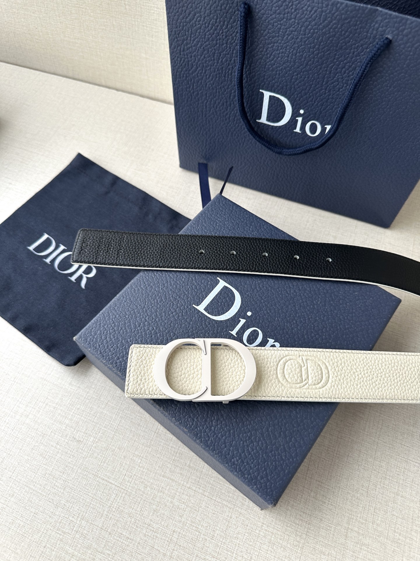  宽度3.5cm DIOR 这款腰带扣采用珍珠米白色哑光涂漆饰面不锈钢精心制作，展示CD Icon 标志