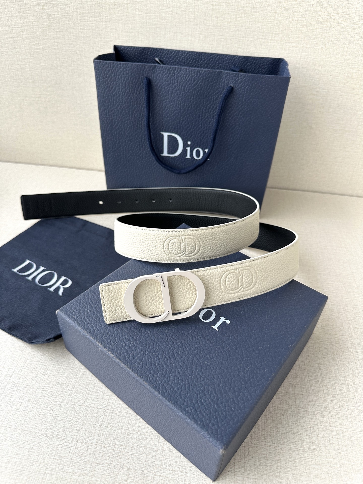  宽度3.5cm DIOR 这款腰带扣采用珍珠米白色哑光涂漆饰面不锈钢精心制作，展示CD Icon 标志