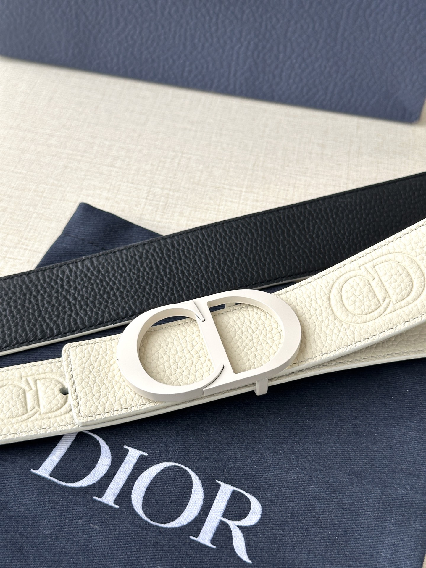  宽度3.5cm DIOR 这款腰带扣采用珍珠米白色哑光涂漆饰面不锈钢精心制作，展示CD Icon 标志