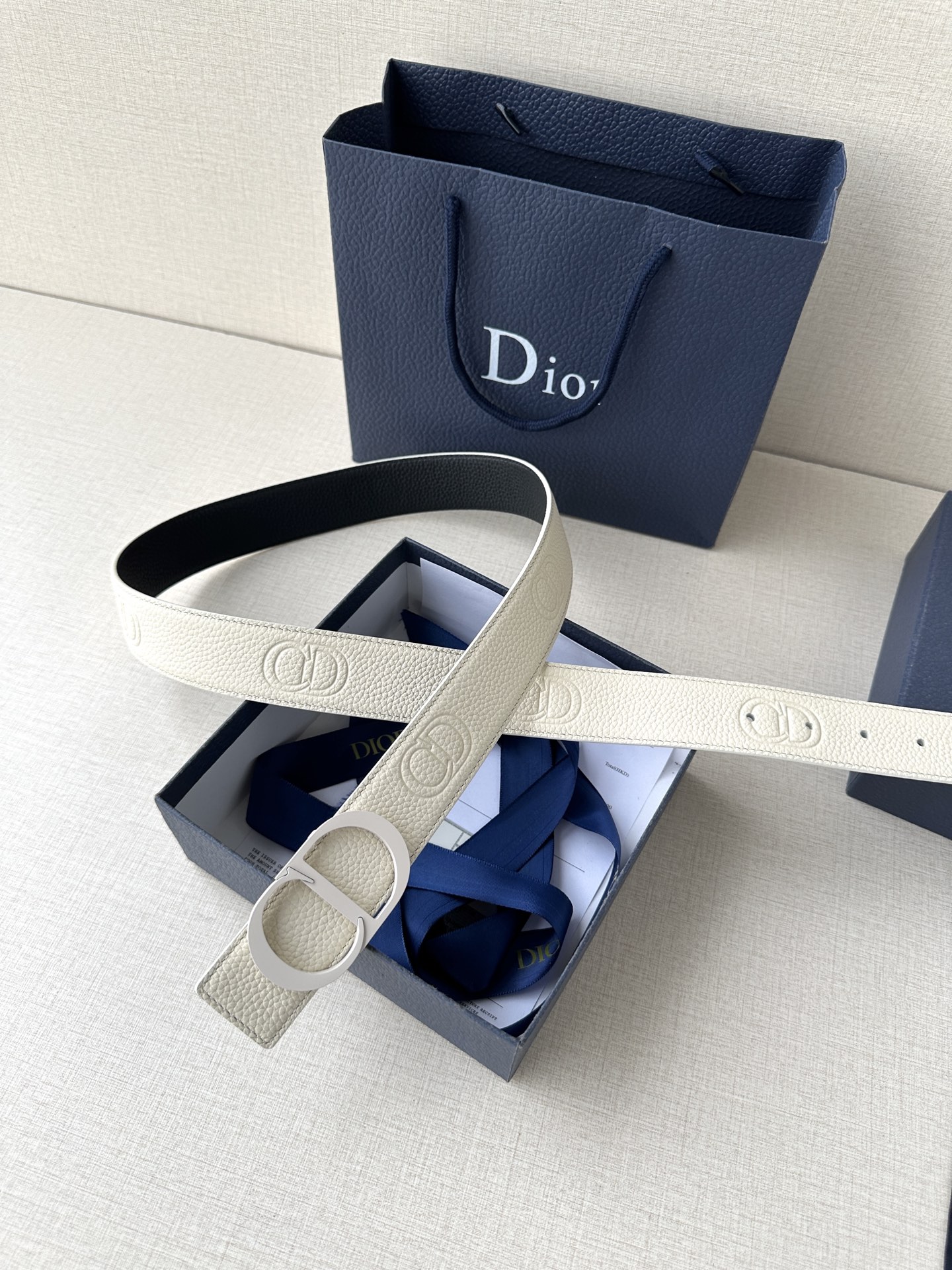  宽度3.5cm DIOR 这款腰带扣采用珍珠米白色哑光涂漆饰面不锈钢精心制作，展示CD Icon 标志