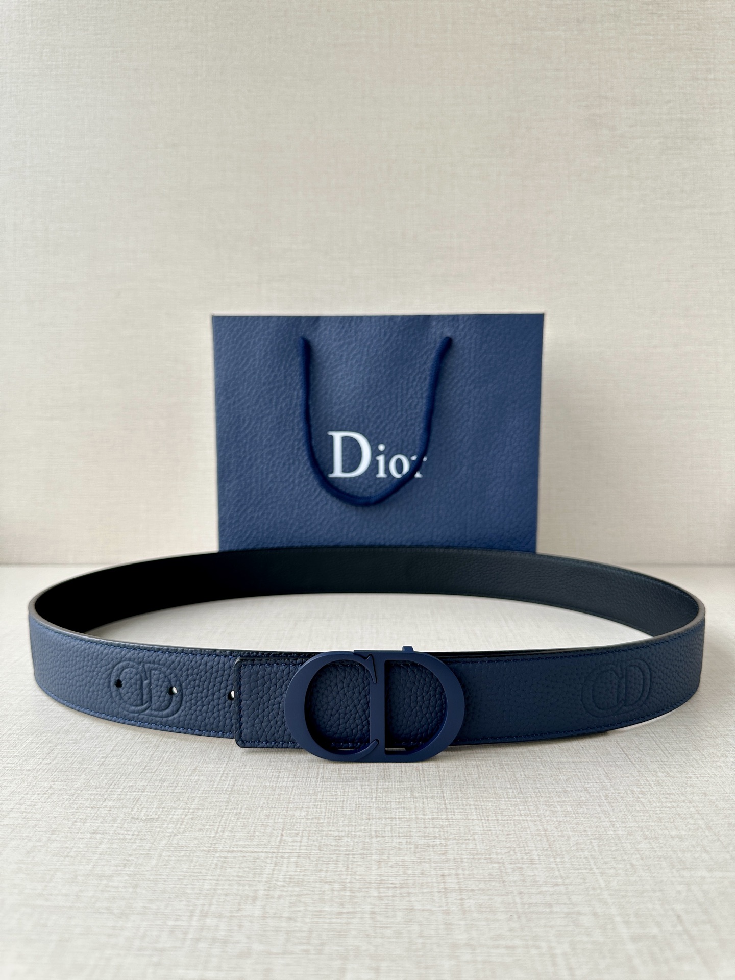  宽度3.5cm DIOR 这款腰带扣采用海军蓝色哑光涂漆饰面不锈钢精心制作，展示CD Icon 标志。