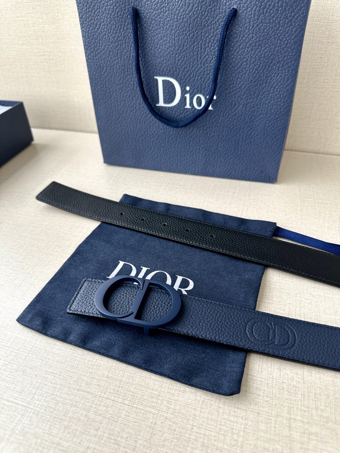  宽度3.5cm DIOR 这款腰带扣采用海军蓝色哑光涂漆饰面不锈钢精心制作，展示CD Icon 标志。