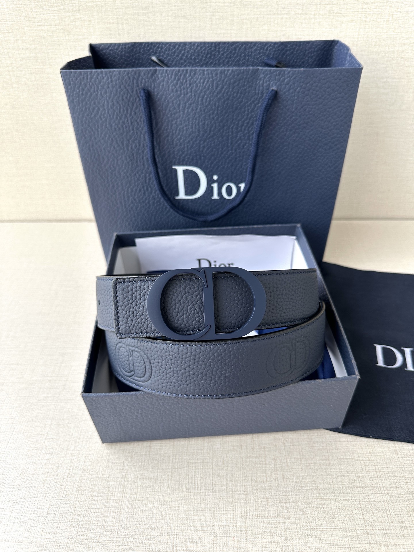  宽度3.5cm DIOR 这款腰带扣采用海军蓝色哑光涂漆饰面不锈钢精心制作，展示CD Icon 标志。