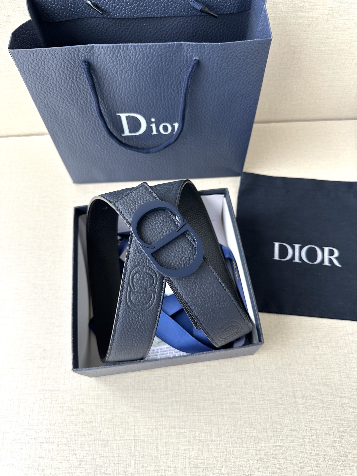  宽度3.5cm DIOR 这款腰带扣采用海军蓝色哑光涂漆饰面不锈钢精心制作，展示CD Icon 标志。