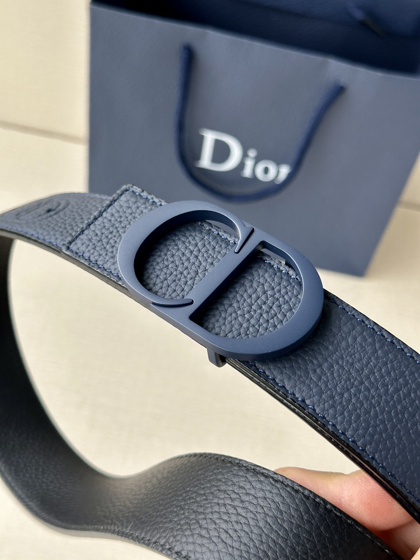  宽度3.5cm DIOR 这款腰带扣采用海军蓝色哑光涂漆饰面不锈钢精心制作，展示CD Icon 标志。
