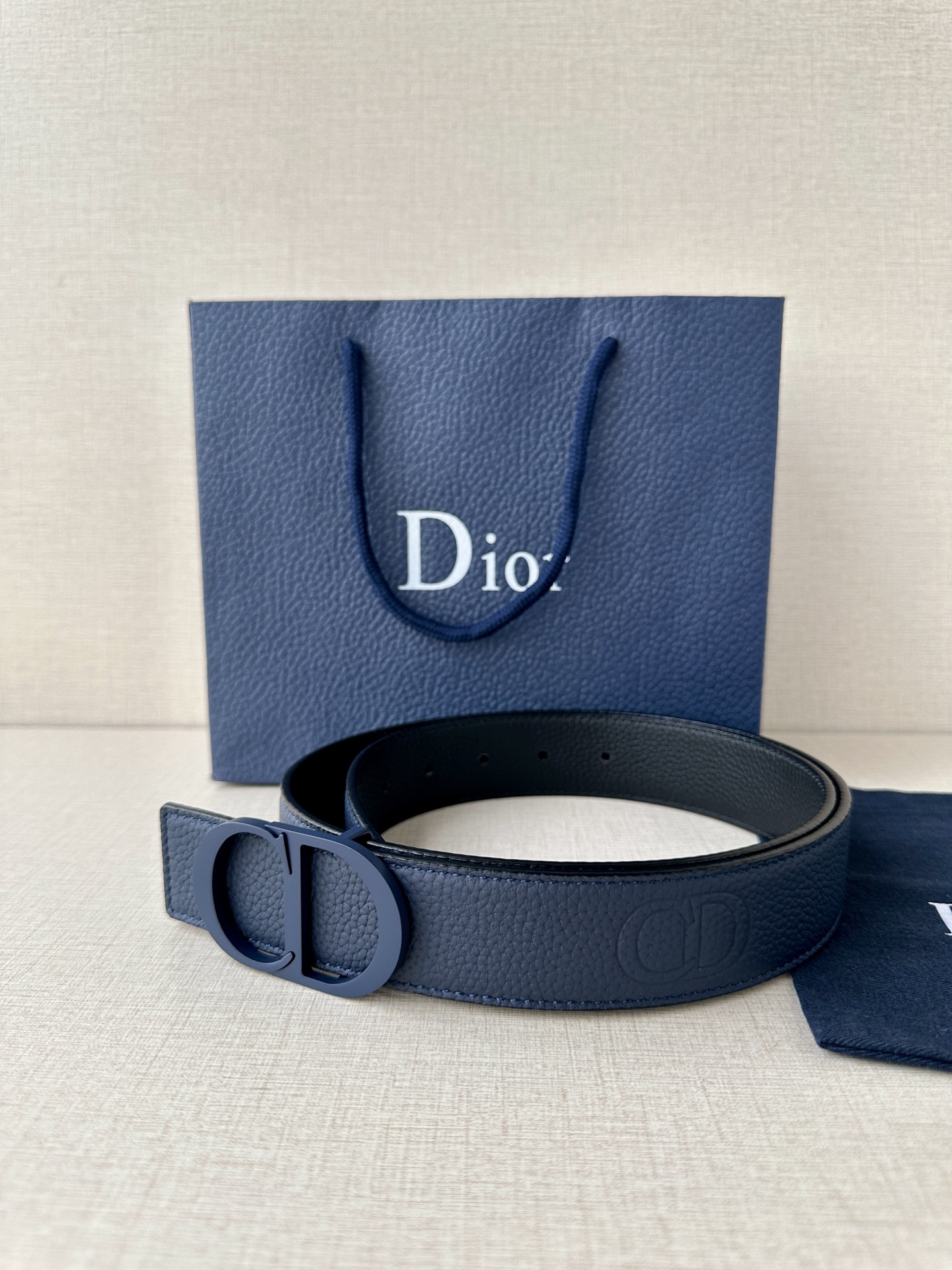  宽度3.5cm DIOR 这款腰带扣采用海军蓝色哑光涂漆饰面不锈钢精心制作，展示CD Icon 标志。
