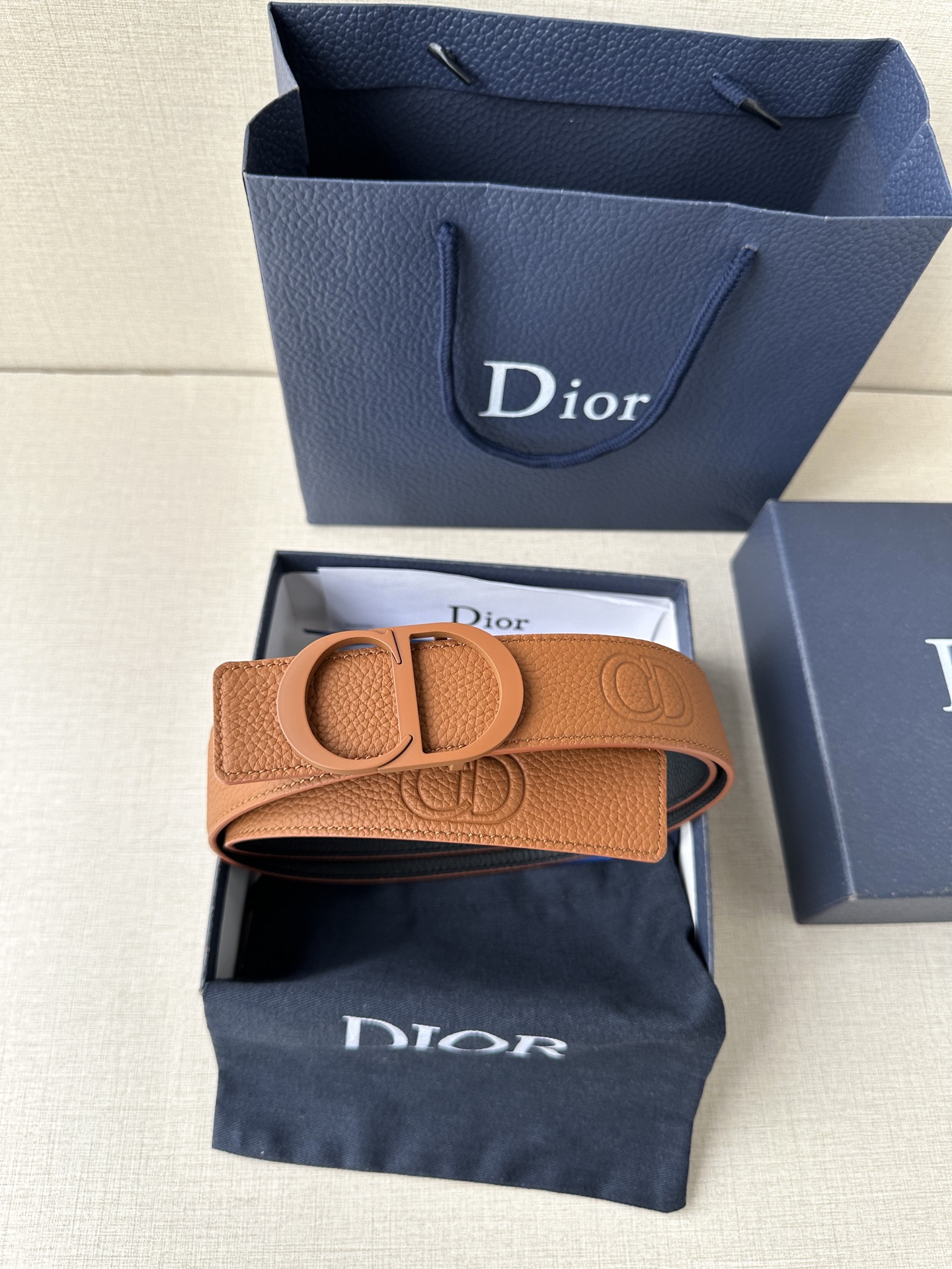  宽度3.5cm DIOR 这款腰带扣采用黄棕色哑光涂漆饰面不锈钢精心制作，展示CD Icon 标志。可