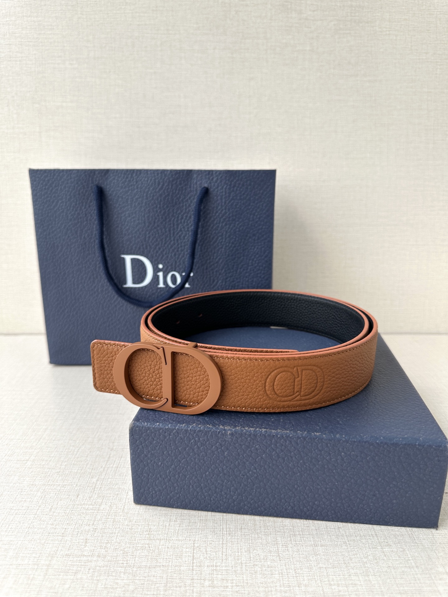  宽度3.5cm DIOR 这款腰带扣采用黄棕色哑光涂漆饰面不锈钢精心制作，展示CD Icon 标志。可
