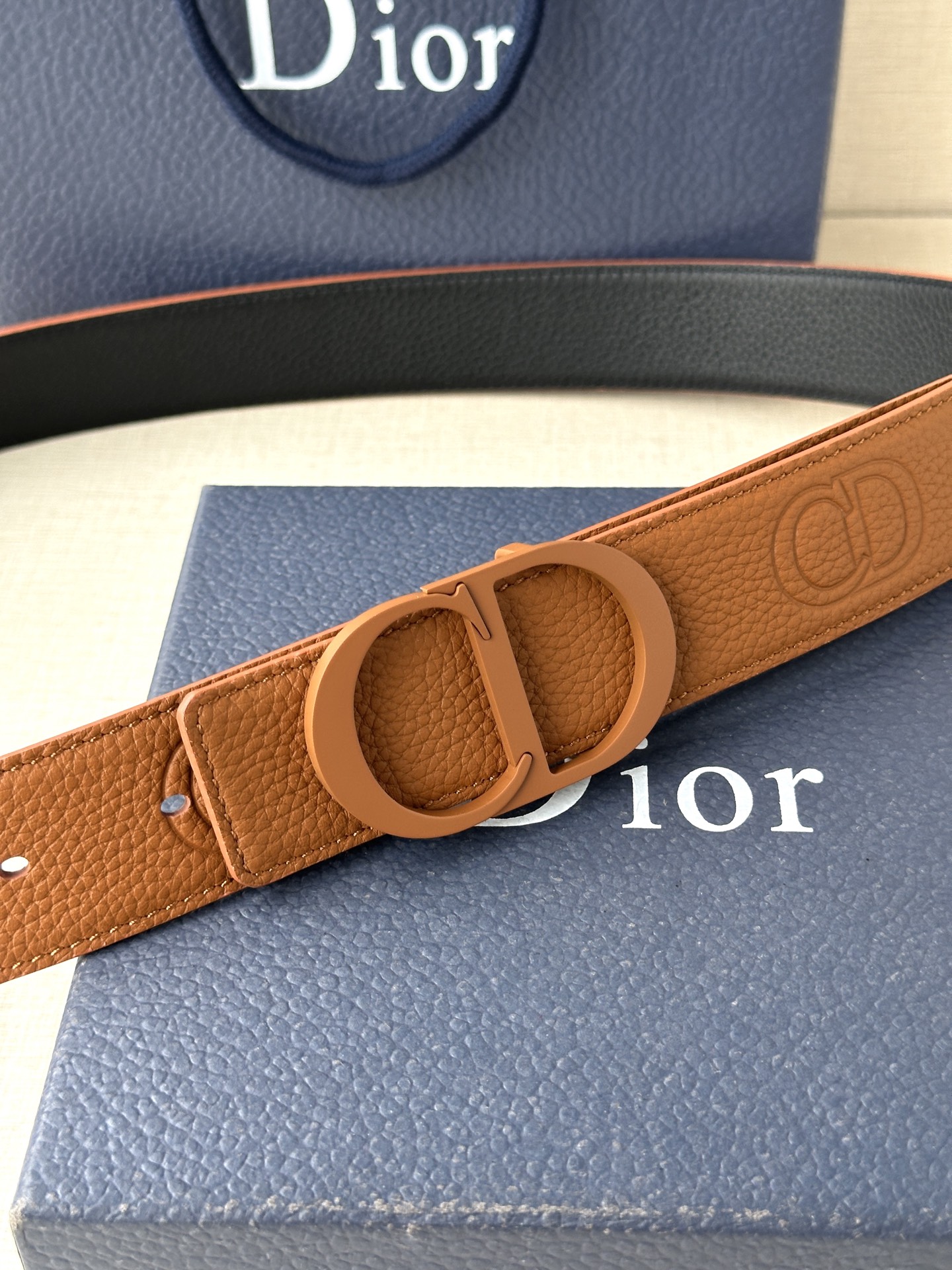  宽度3.5cm DIOR 这款腰带扣采用黄棕色哑光涂漆饰面不锈钢精心制作，展示CD Icon 标志。可