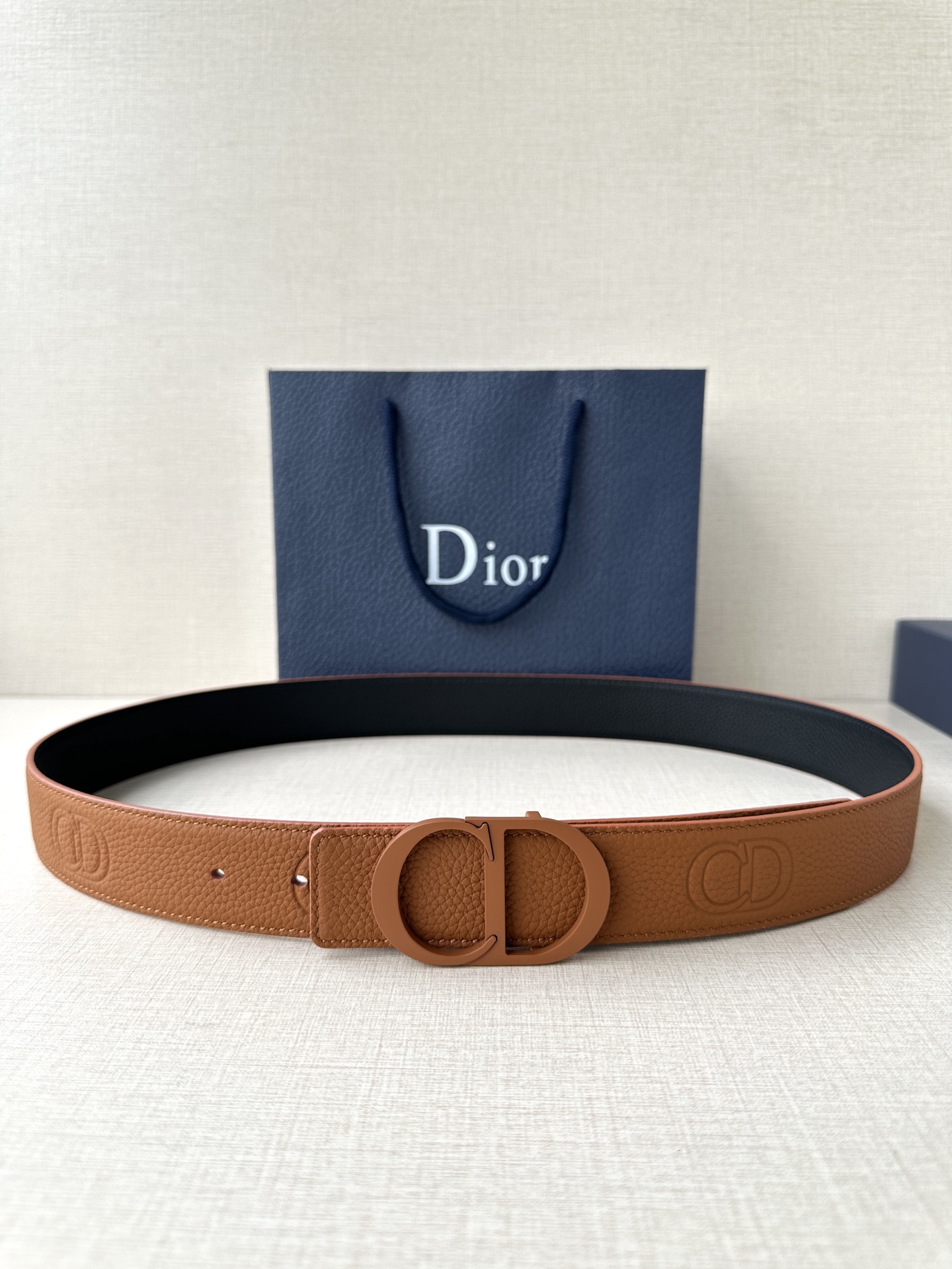  宽度3.5cm DIOR 这款腰带扣采用黄棕色哑光涂漆饰面不锈钢精心制作，展示CD Icon 标志。可