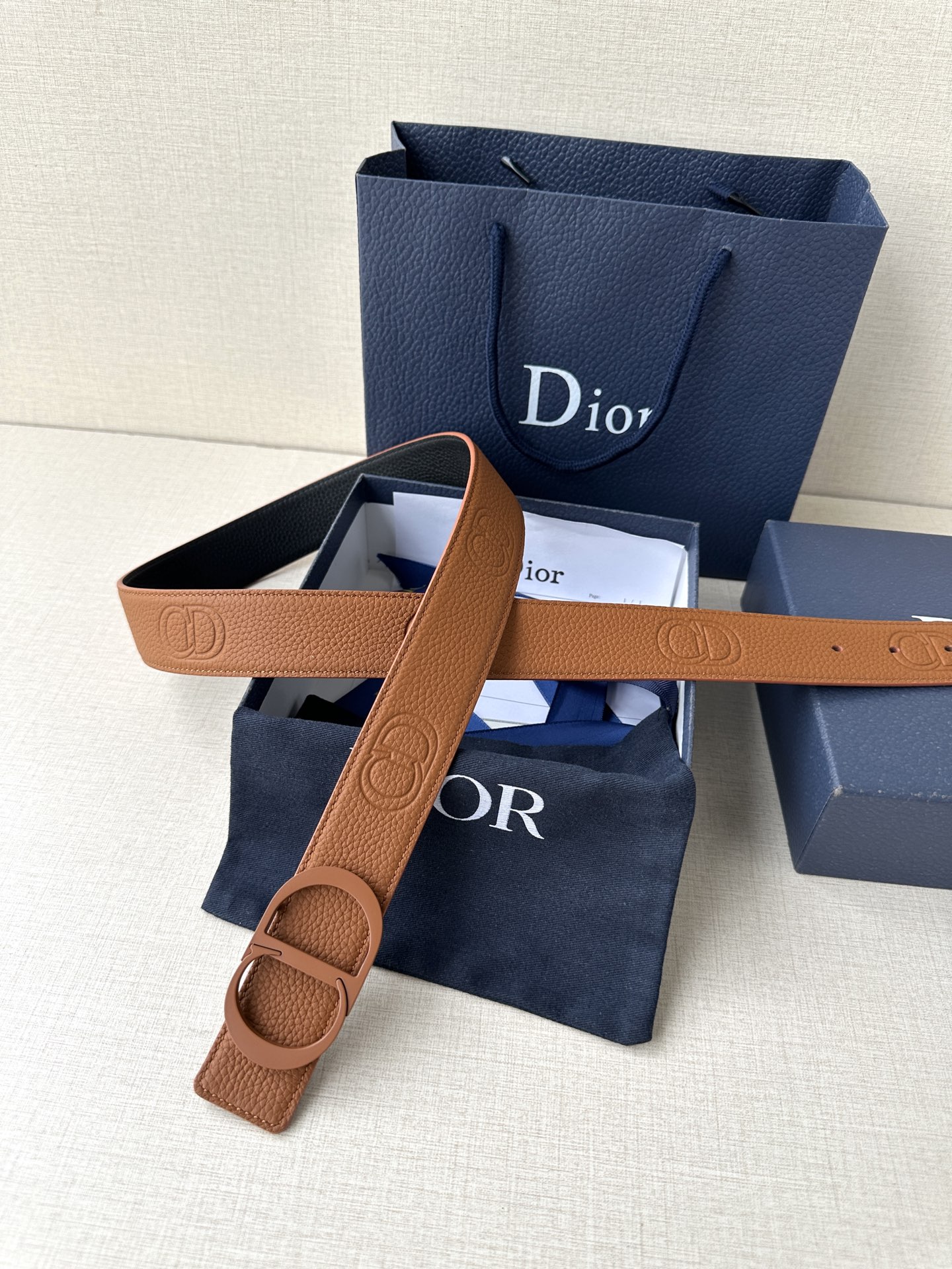  宽度3.5cm DIOR 这款腰带扣采用黄棕色哑光涂漆饰面不锈钢精心制作，展示CD Icon 标志。可
