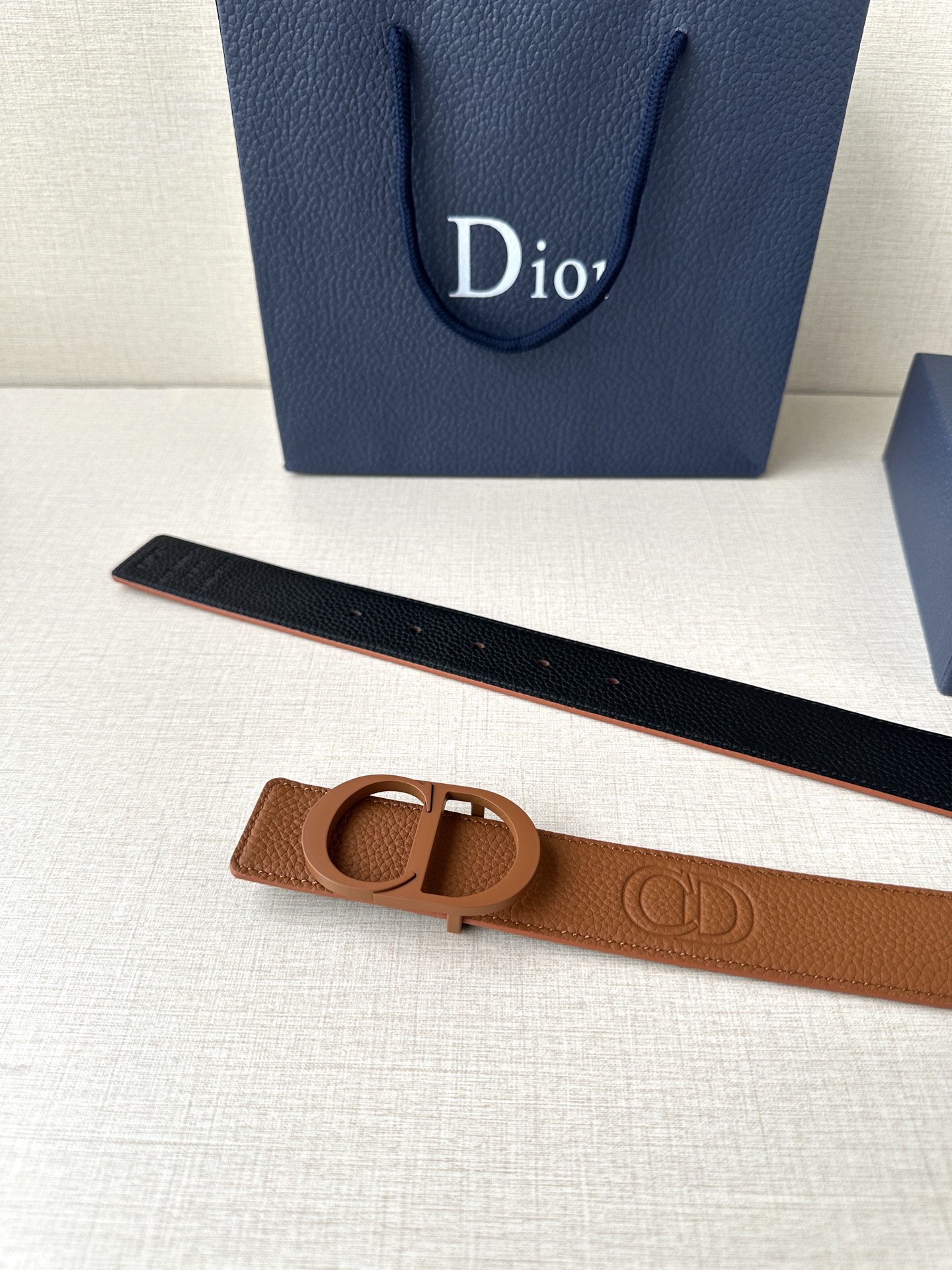  宽度3.5cm DIOR 这款腰带扣采用黄棕色哑光涂漆饰面不锈钢精心制作，展示CD Icon 标志。可