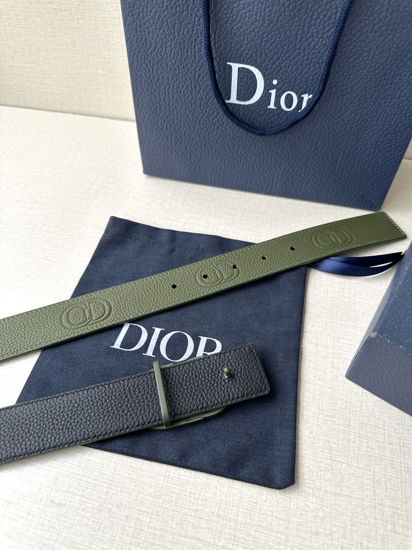  宽度3.5cm DIOR 这款腰带扣采用海军绿色哑光涂漆饰面不锈钢精心制作，展示CD Icon 标志。