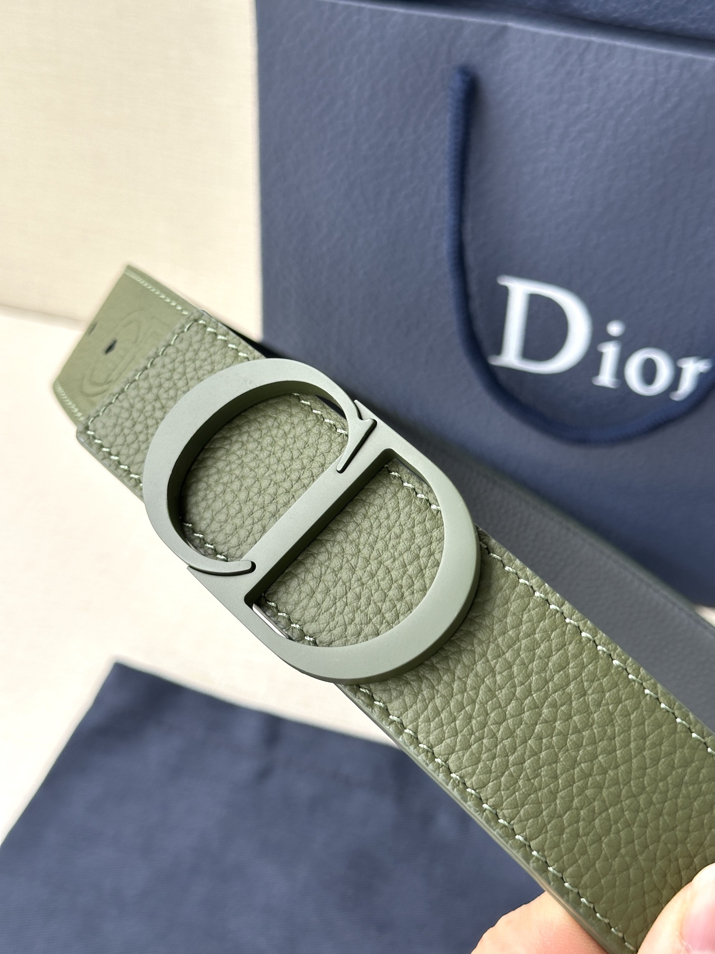  宽度3.5cm DIOR 这款腰带扣采用海军绿色哑光涂漆饰面不锈钢精心制作，展示CD Icon 标志。