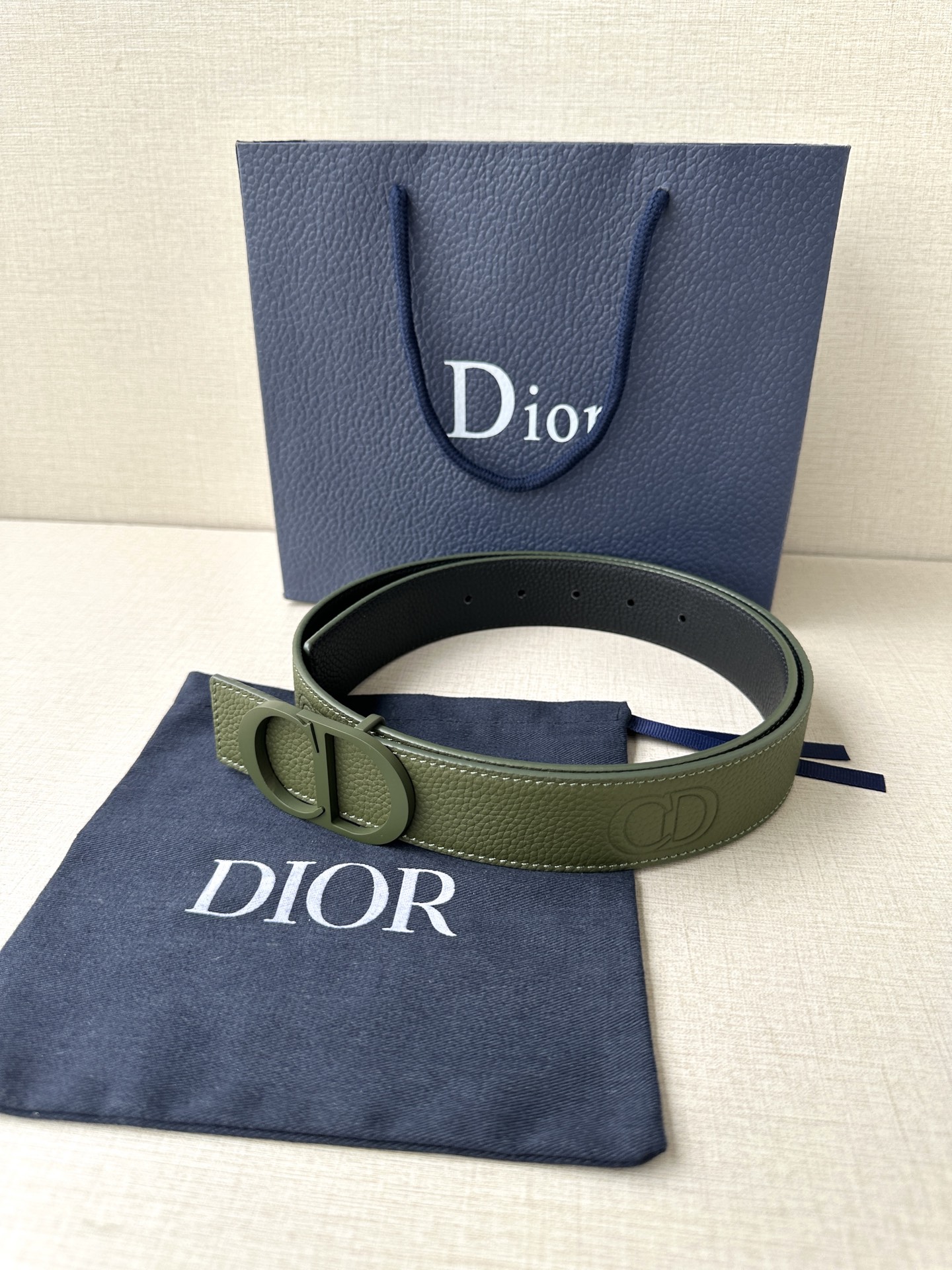  宽度3.5cm DIOR 这款腰带扣采用海军绿色哑光涂漆饰面不锈钢精心制作，展示CD Icon 标志。